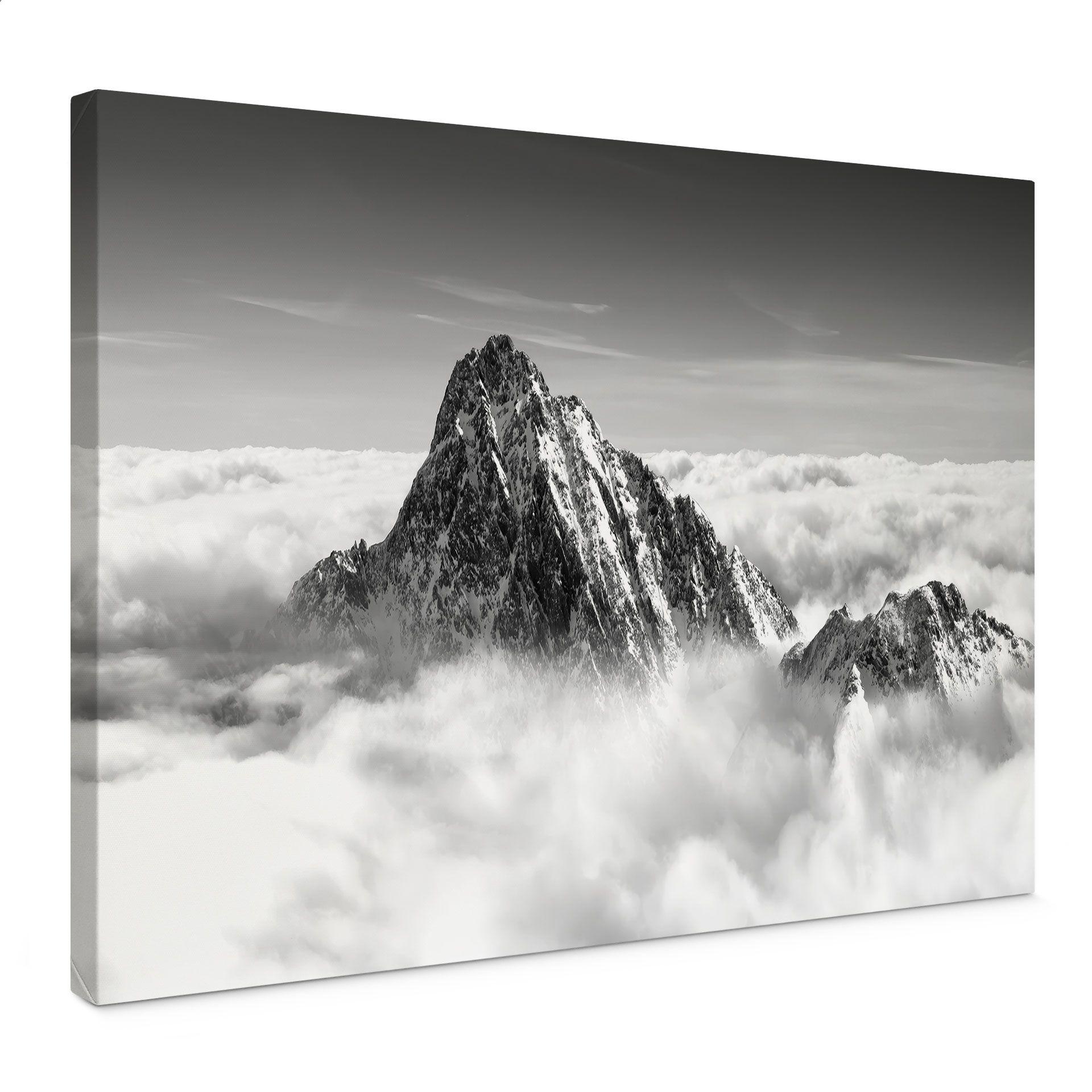 Lienzo pico de montaña sobre las nubes blancas