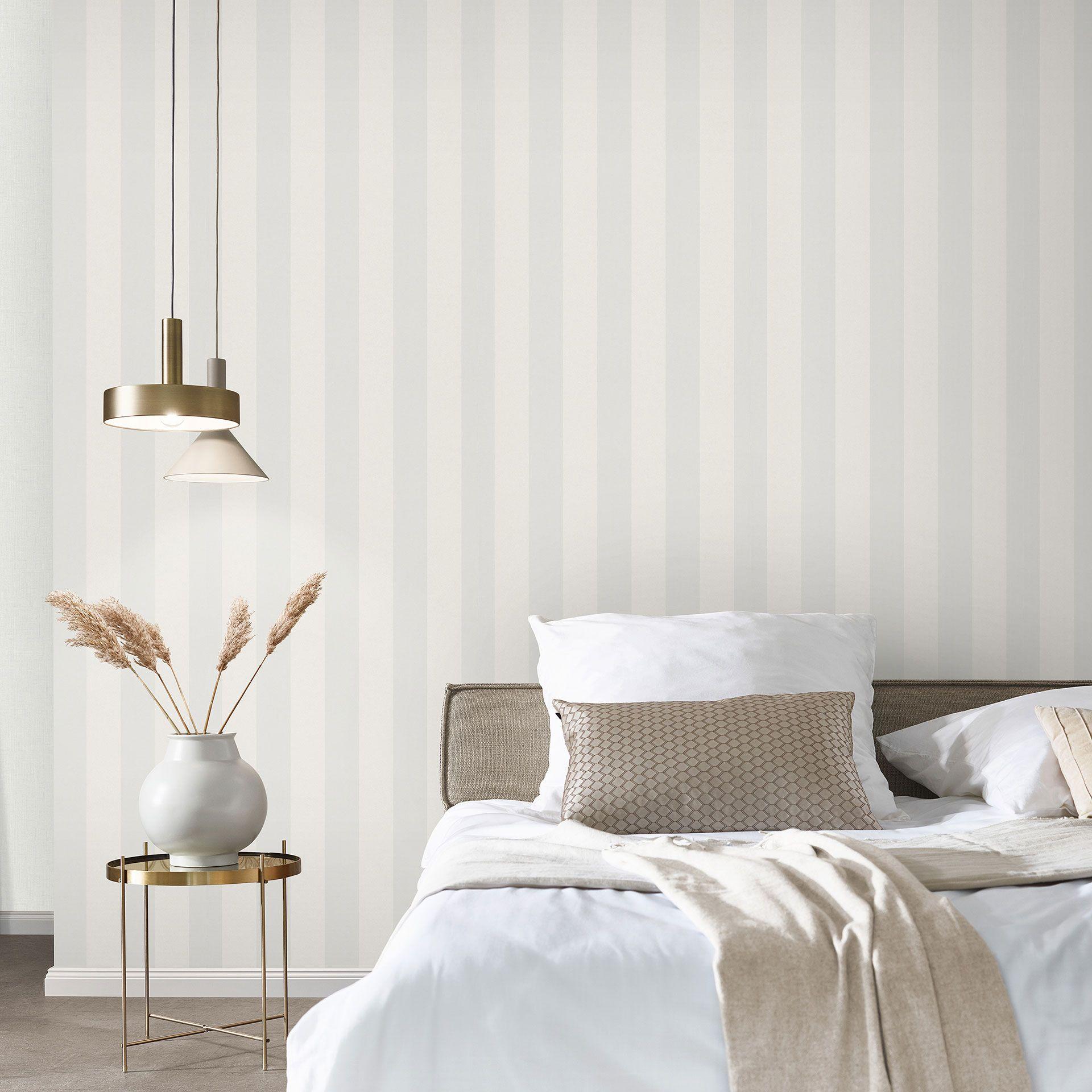 PVC-frit non-woven tapet med striber og metallic-effekt i hvid, sølv