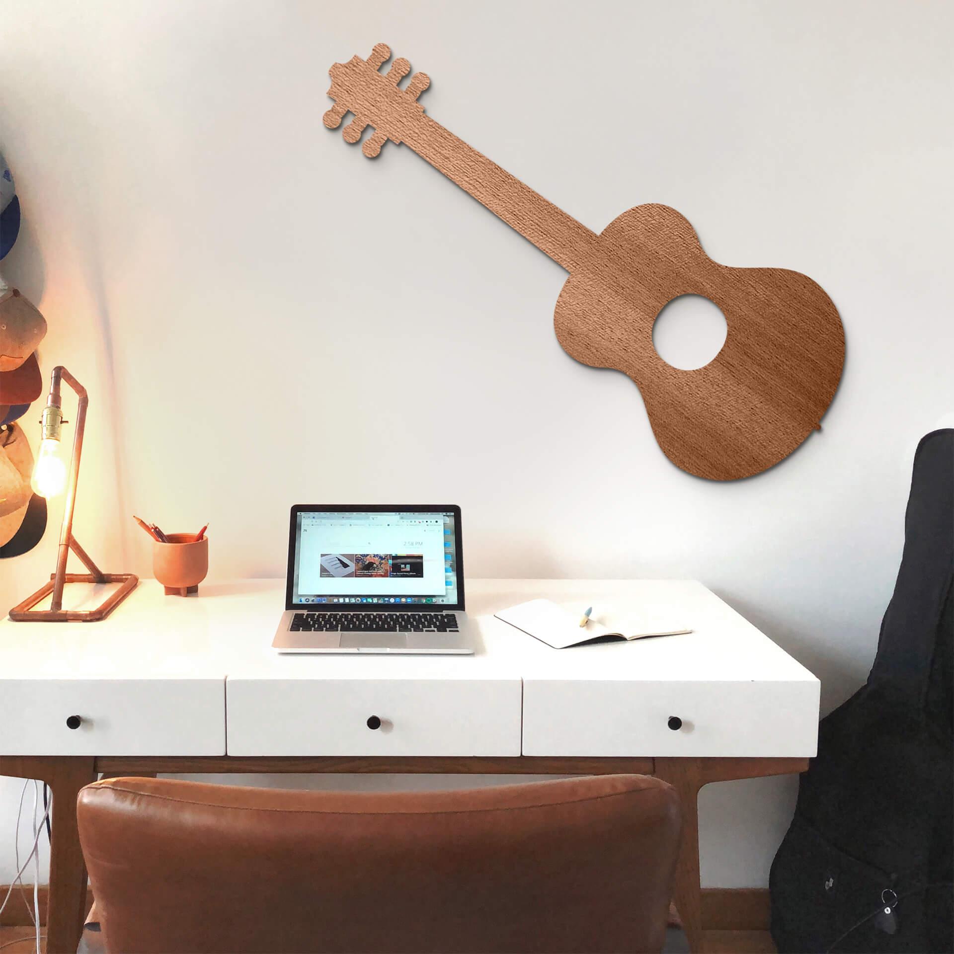 Decoración en madera de caoba - Guitarra