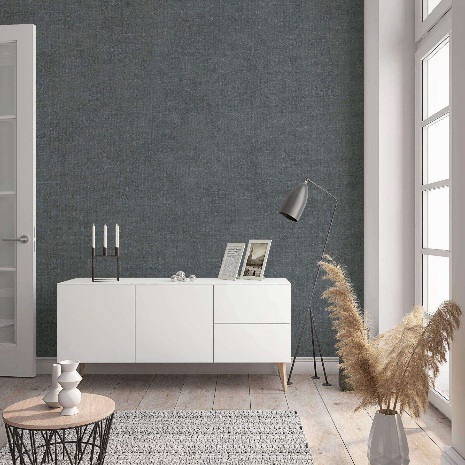 Non-woven tapet med moderne monokromt look og tekstur i antracit ensfarvet