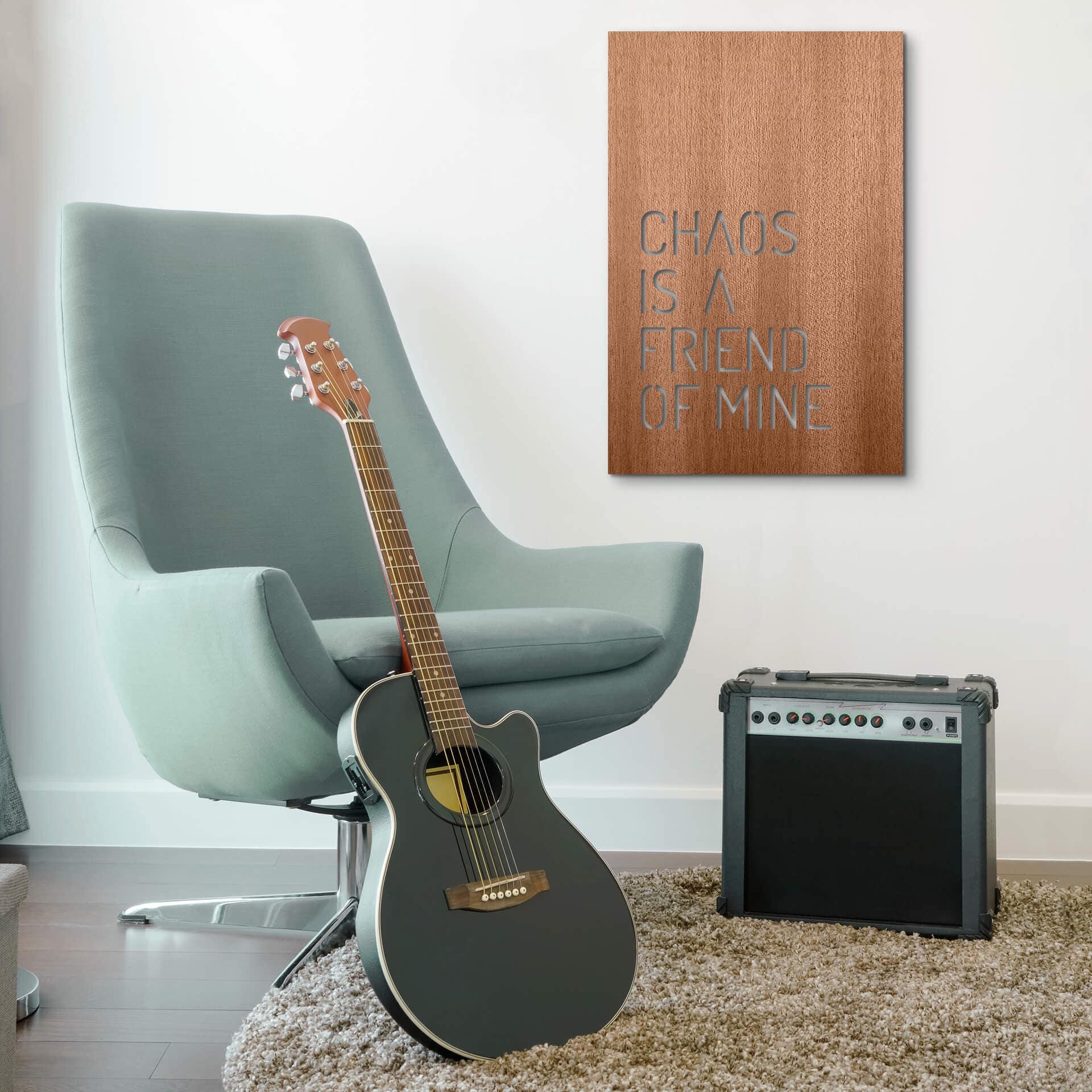 Decoración en madera caoba - Chaos is a friend of mine