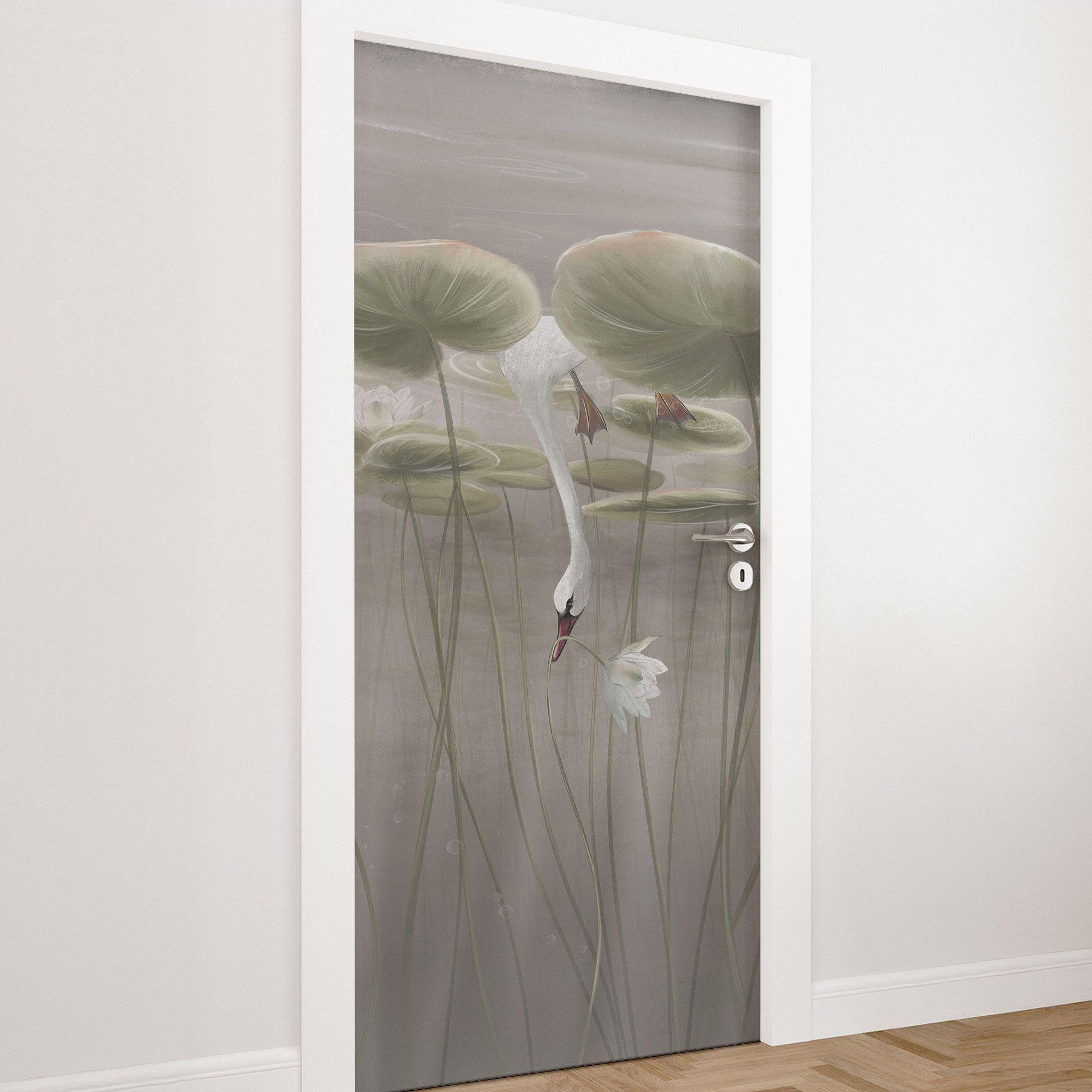 Deurfolie lotusbloemen met zwaan in water in grijs - Ms Tiff