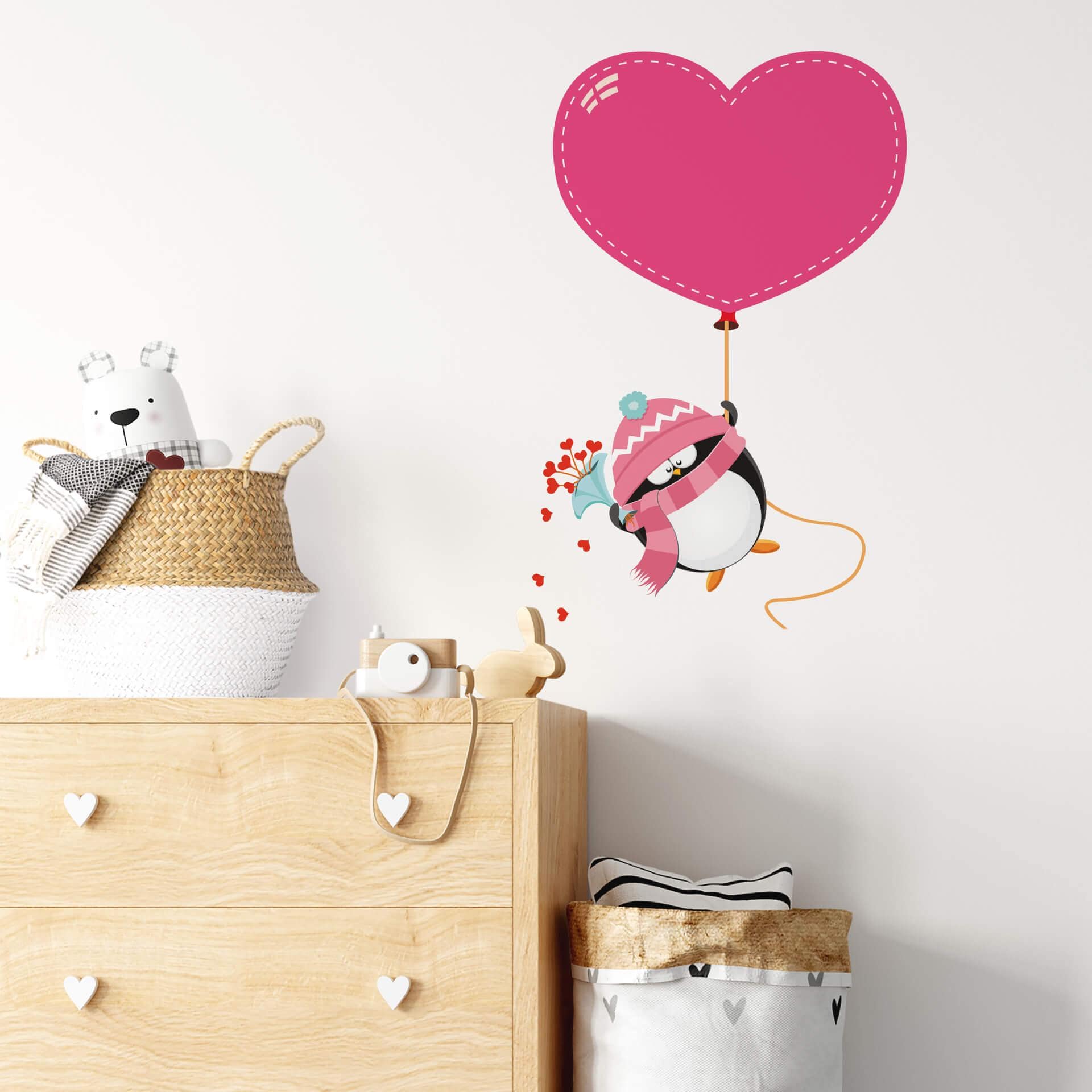 Sticker mural - Manchot avec  ballon en forme de coeur