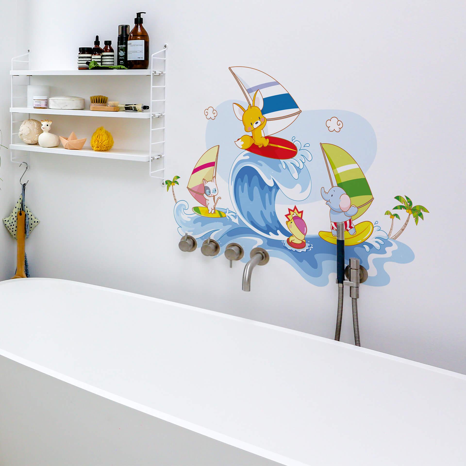 Muursticker De Vier Dierenvrienden - Spelen met Water