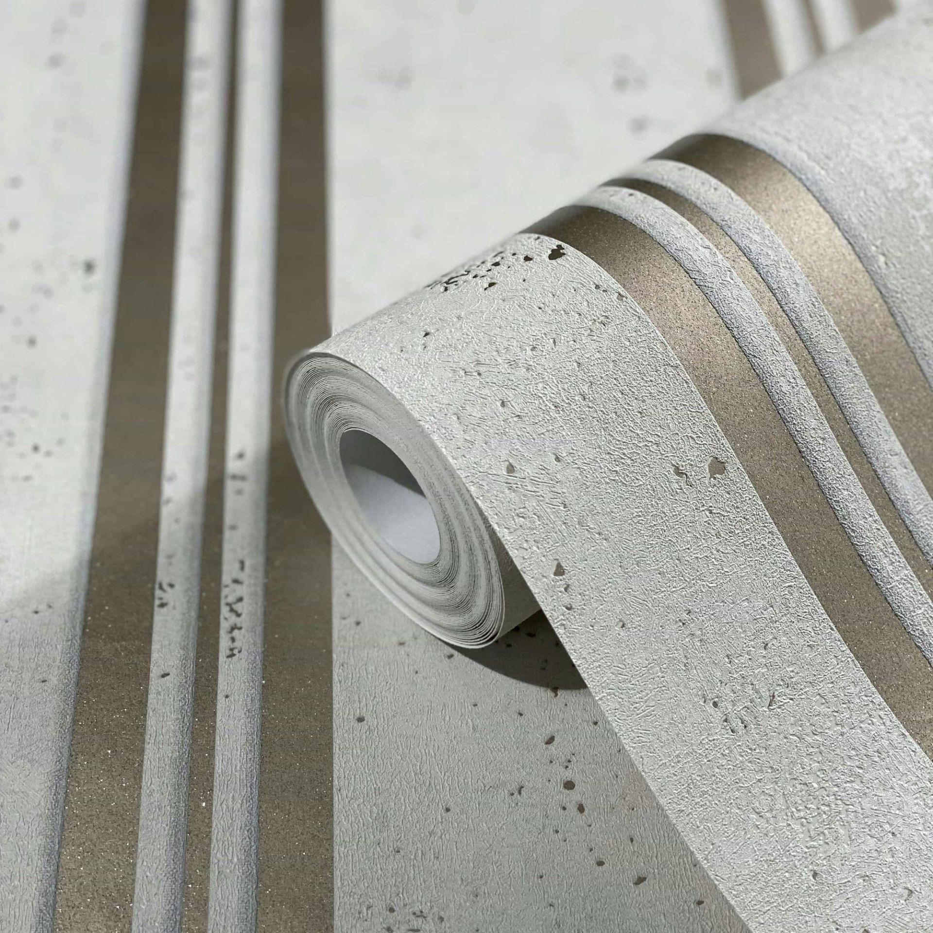 Non-woven tapet med striber med metallic-effekt og beige striber 