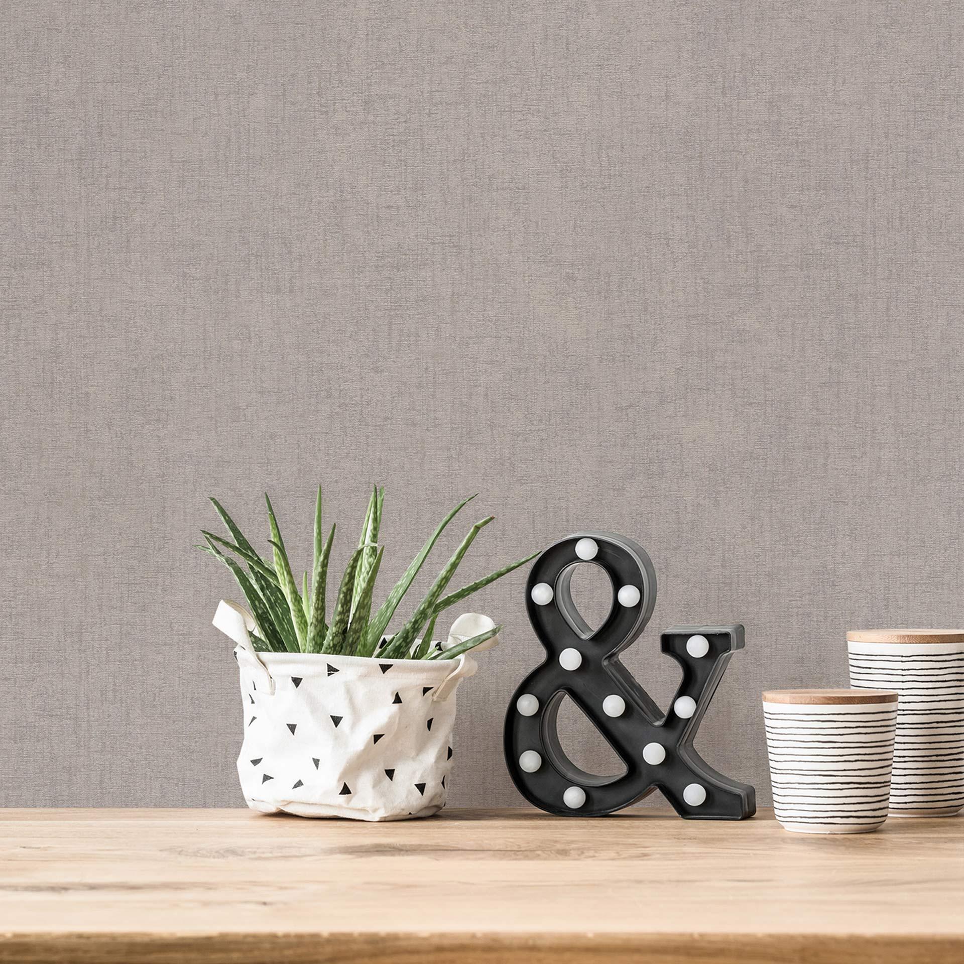 Ensfarvet hygge-enhedstapet i grå og brun non-woven tapet mat og glat