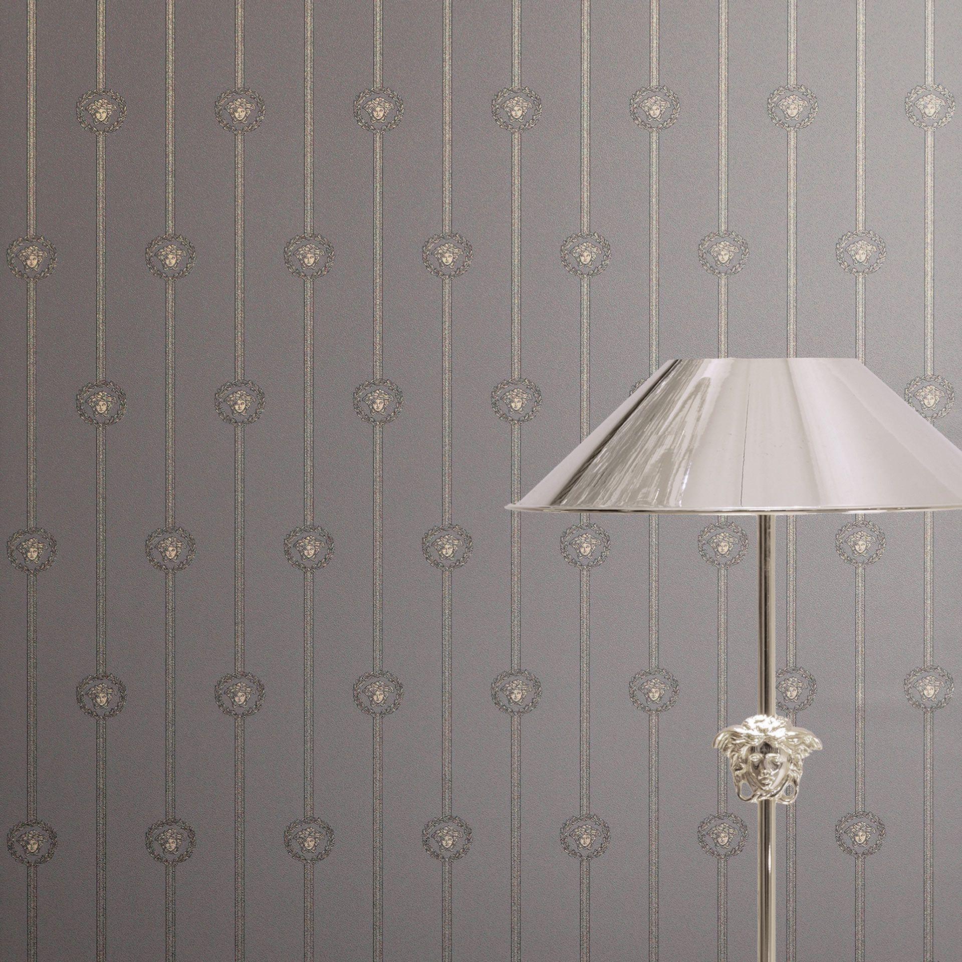 Versace ikke-vævet tapet I Love Baroque striber Medusa Taupe Silver luksuriøst