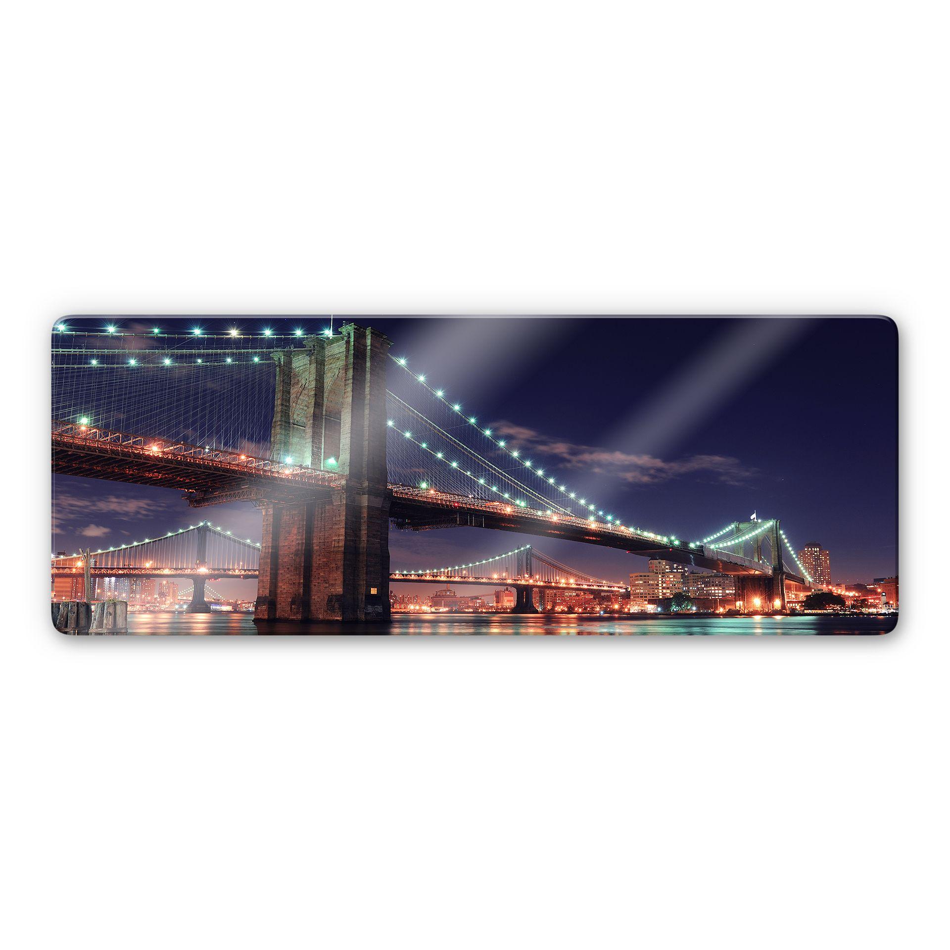 Stampa su vetro Il ponte di Manhattan di notte 2 - panoramica