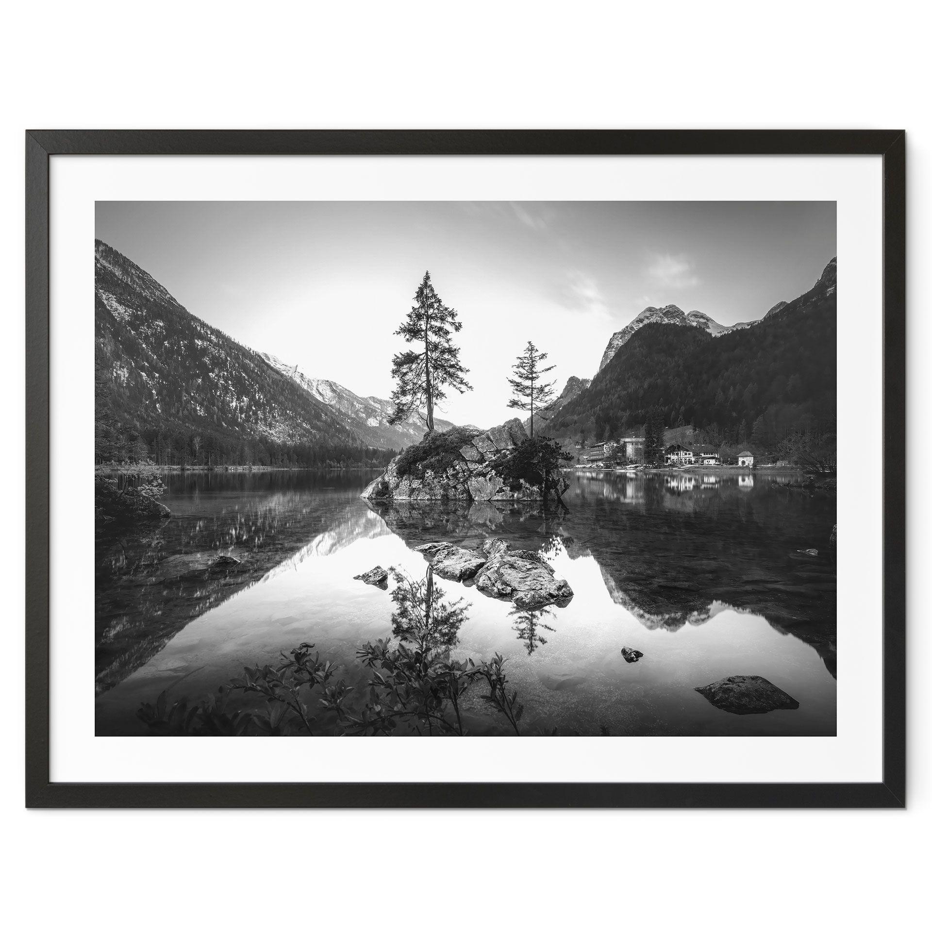 Póster Paisaje pintoresco con lago de montaña de aguas cristalinas - Hintersee