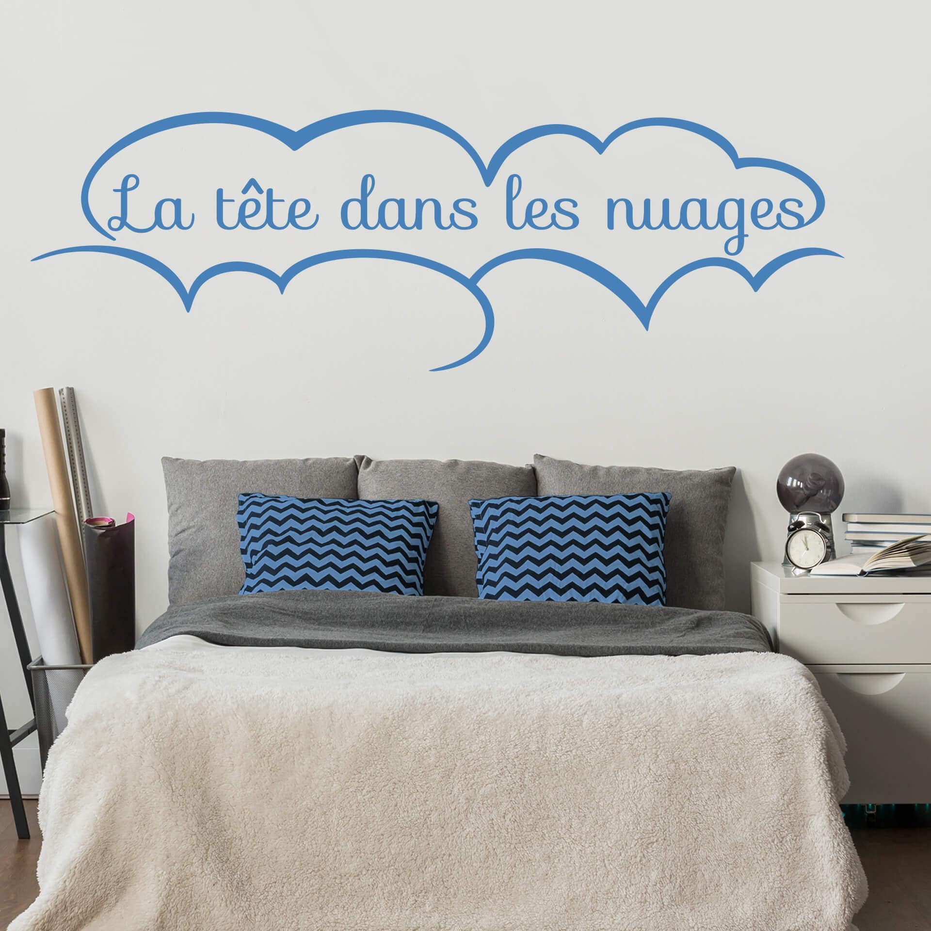 Sticker mural - La tête dans les nuages.