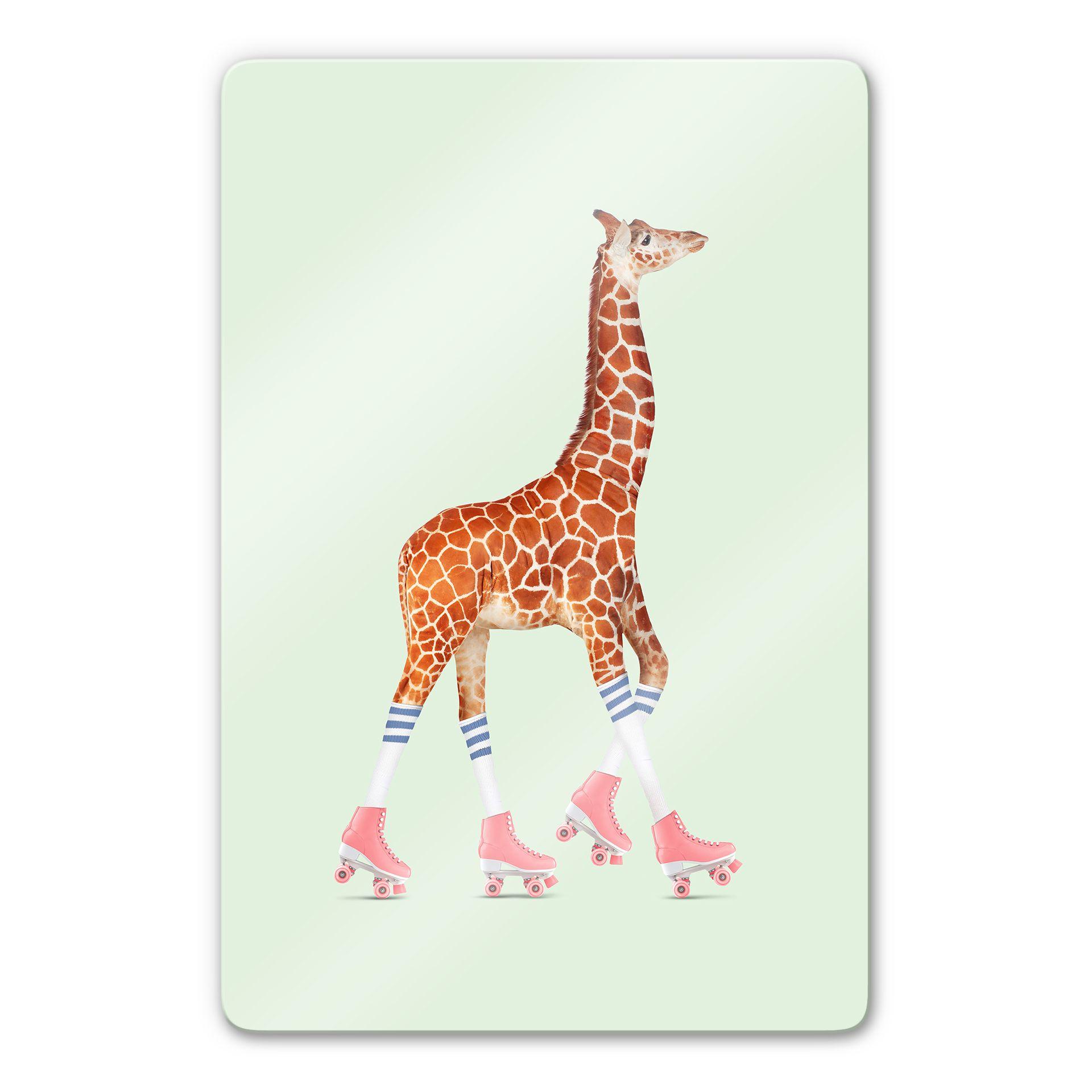 Tableau en verre Loose - Girafe faisant du patin à roulettes