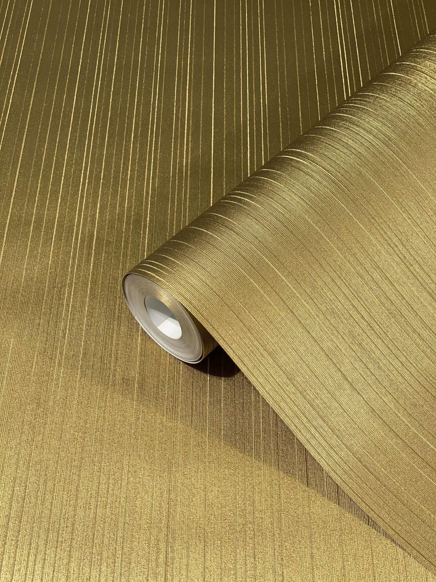non-woven tapet med skinnende fine striber og linjer guldstriber af Harald Glööckler