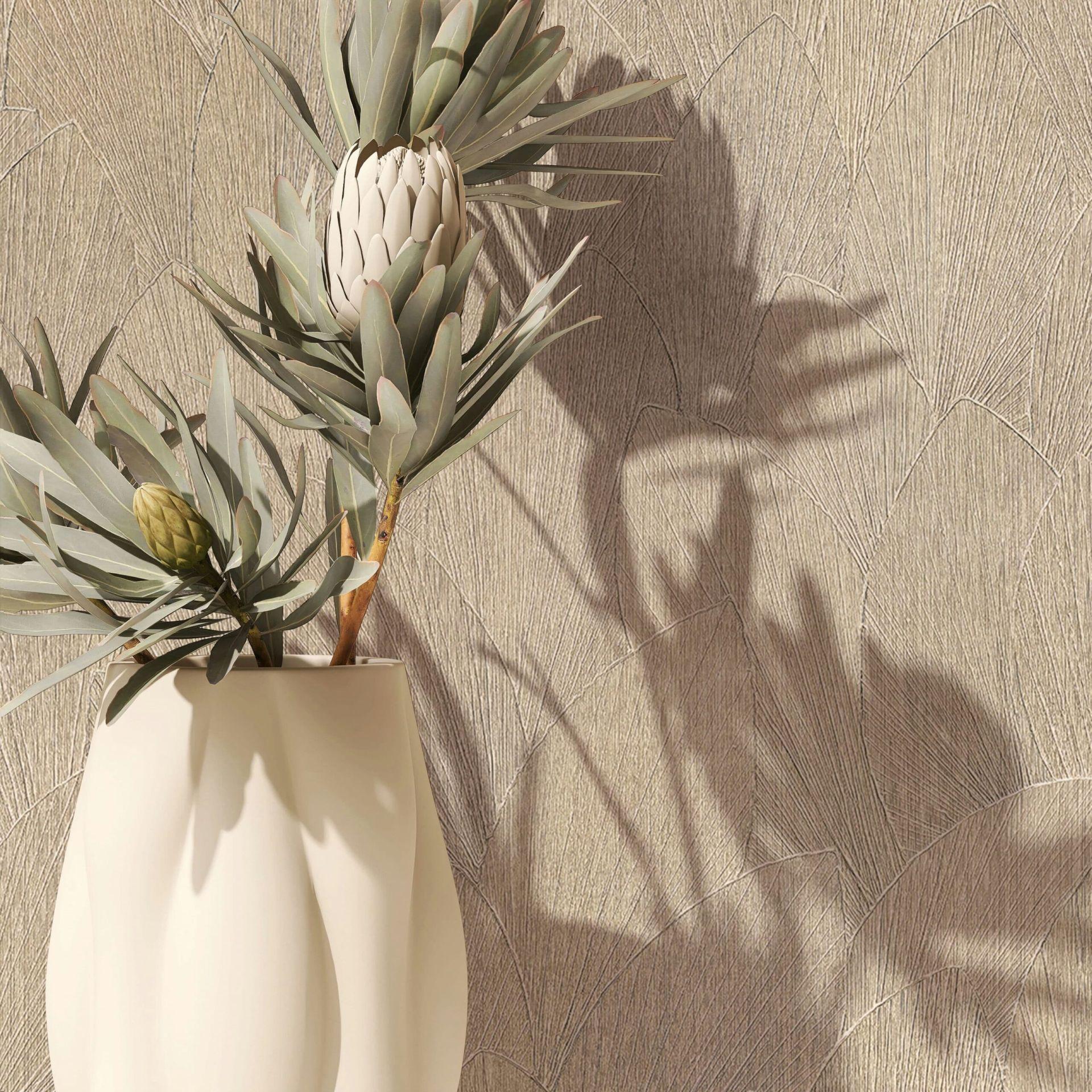 Non-woven tapet med struktureret bladmotiv beige blomstret