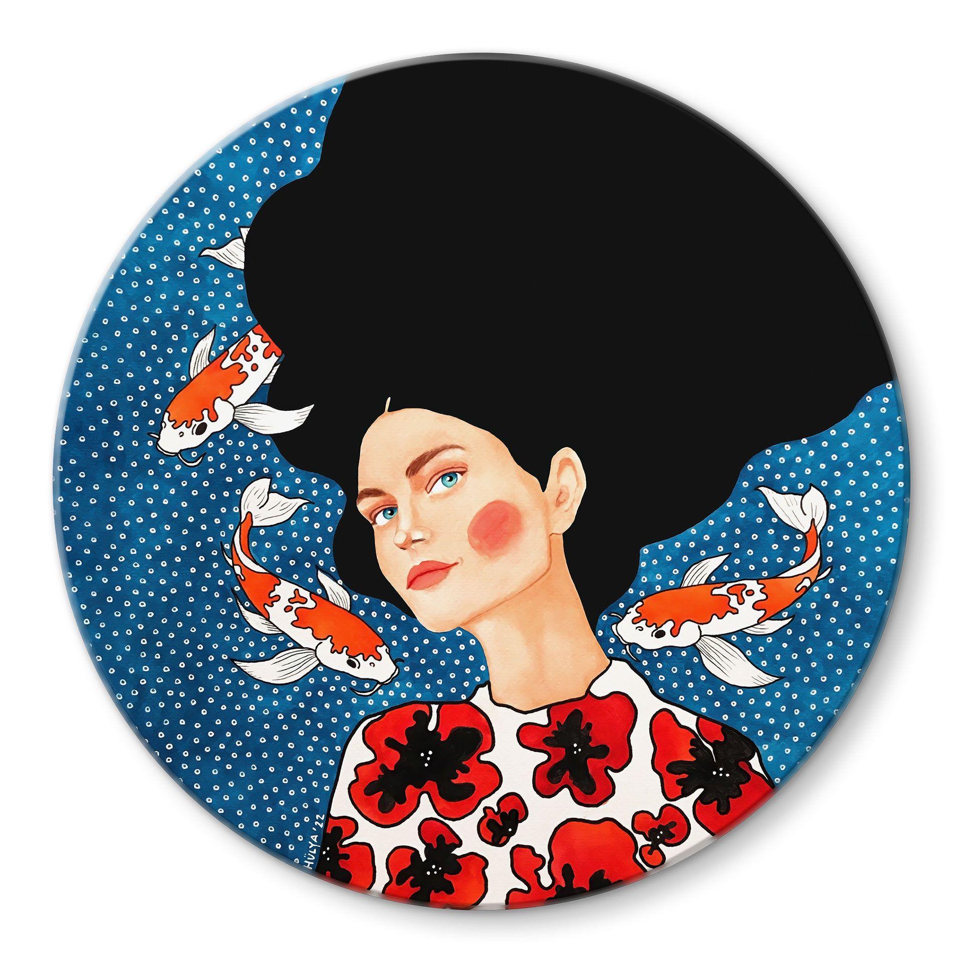 Glasbillede - Kvinde i blomsterkjole med koi - Hülya - Rund