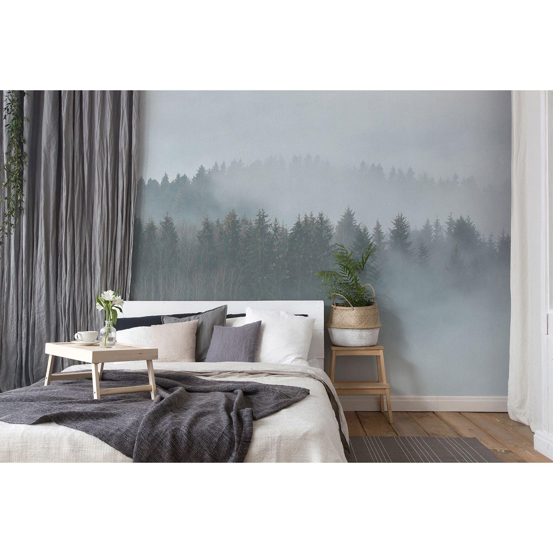 fototapet Designwalls i hvidt og grønt non-woven tapet Misty Forest landskab træ