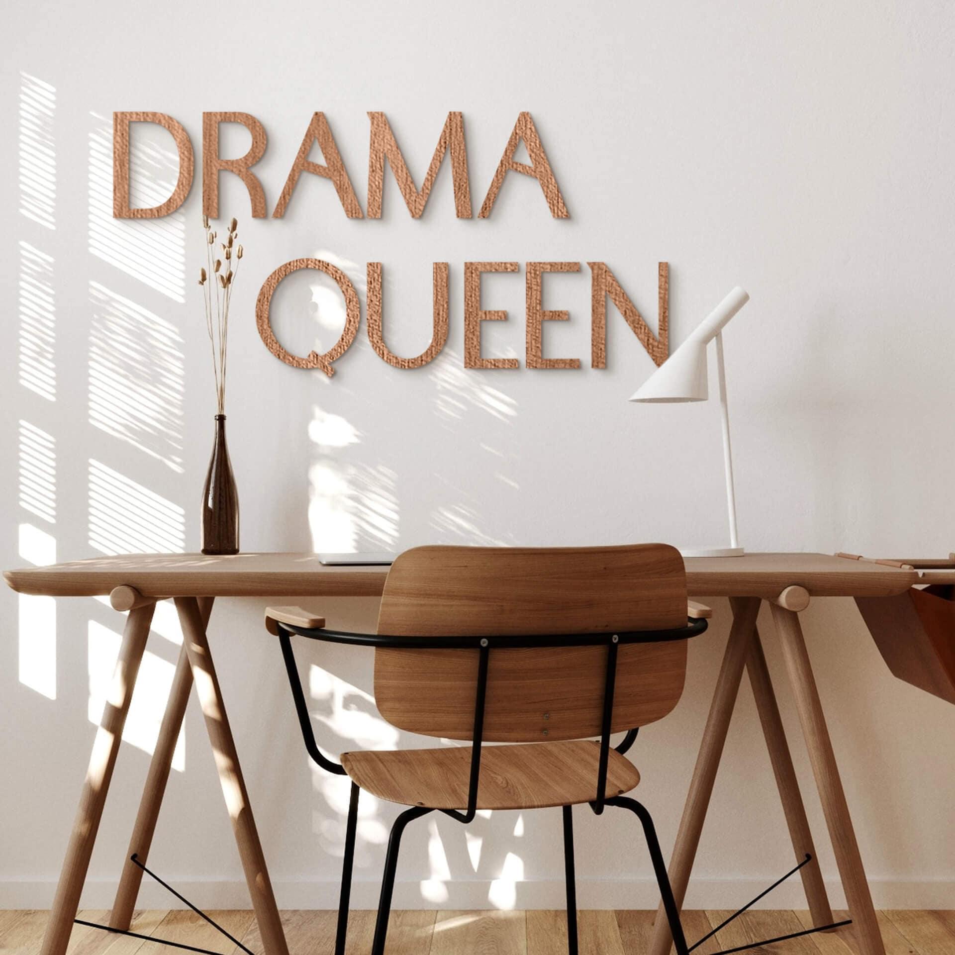 Træ vægdekoration mahogni finer Drama Queen
