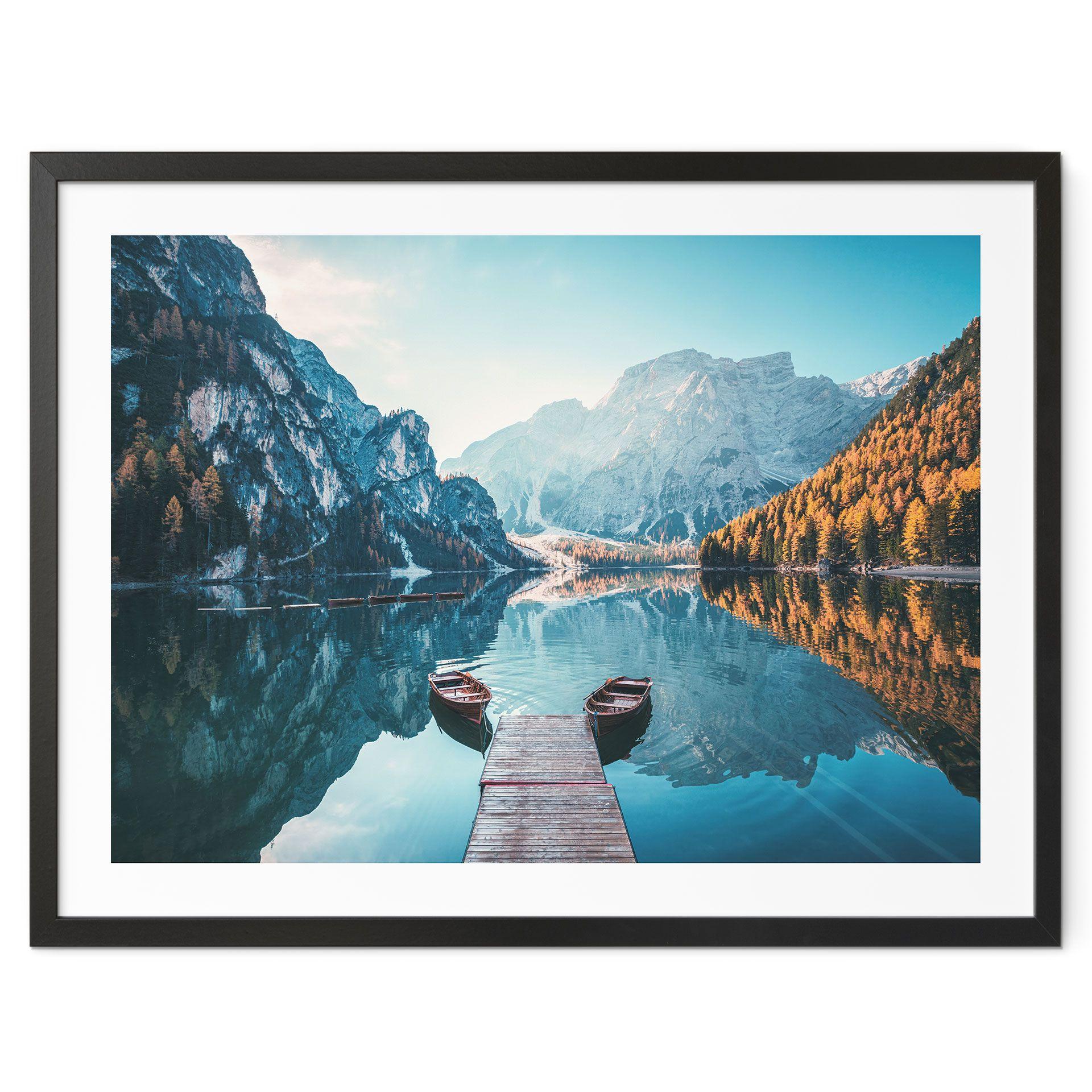 Póster Pasarela de madera en el lago Braies, en los Dolomitas