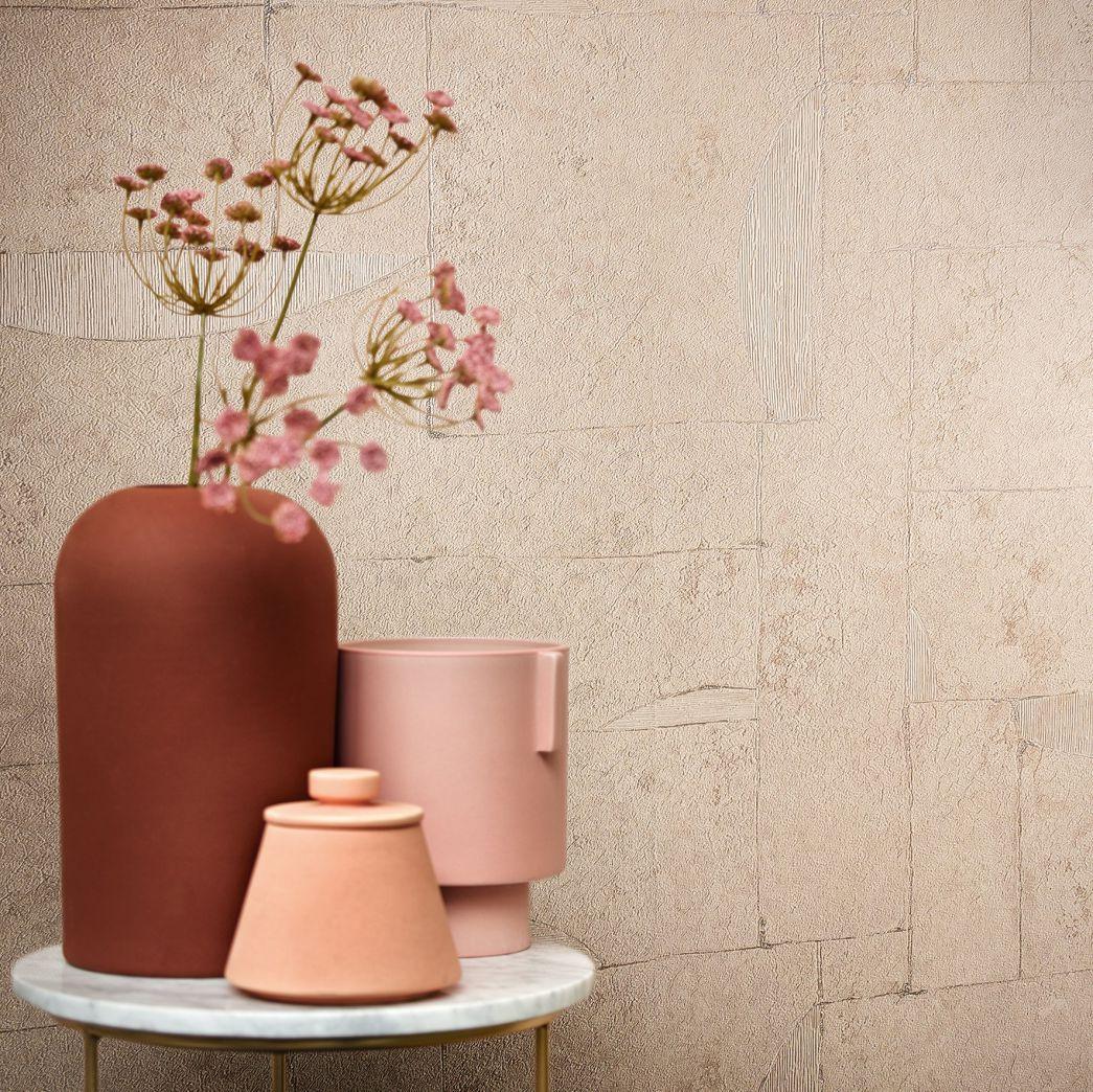 Papel pintado no tejido con aspecto de escayola en beige, azulejos gráficos rojos