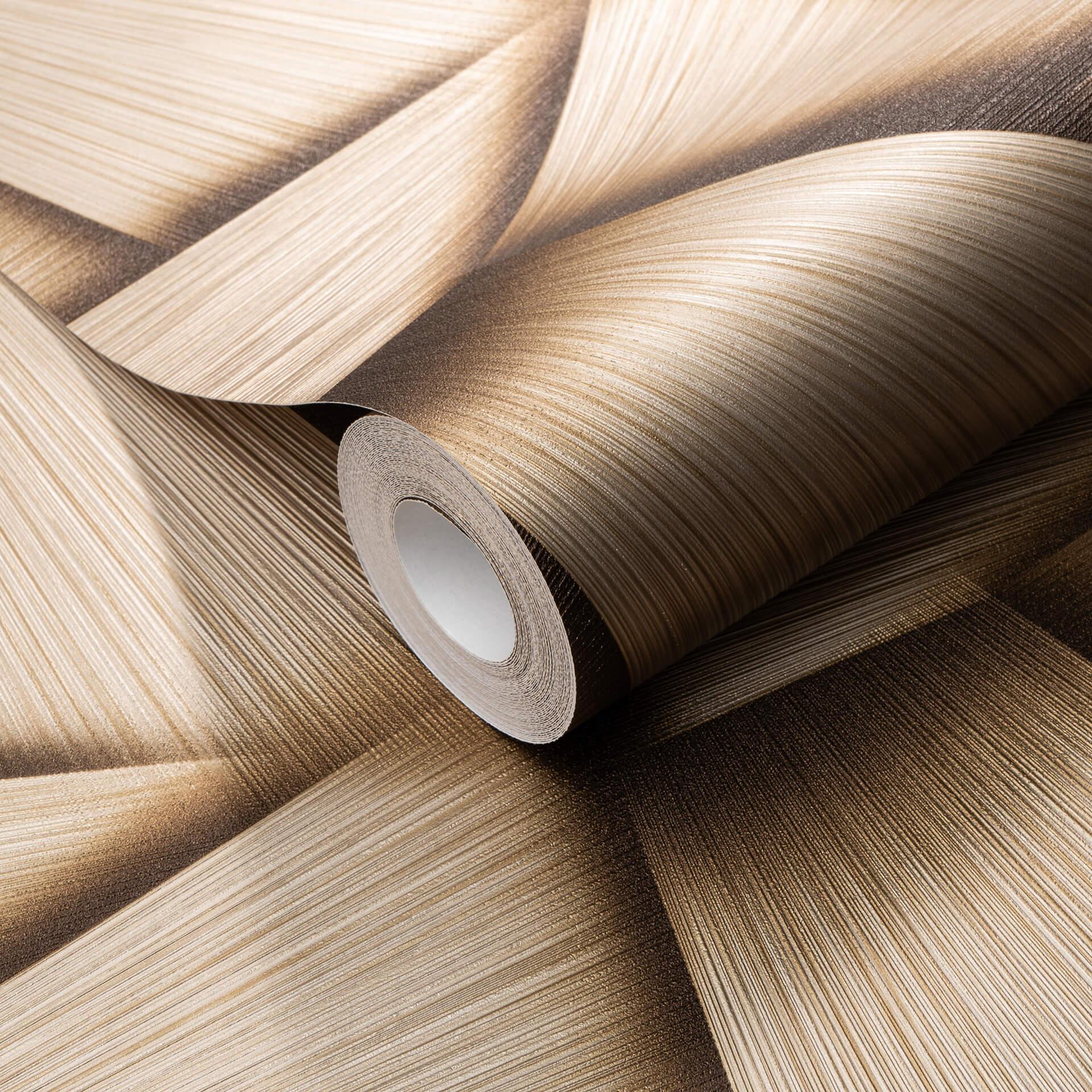 Papel pintado no tejido con formas geométricas y efecto metálico en dorado