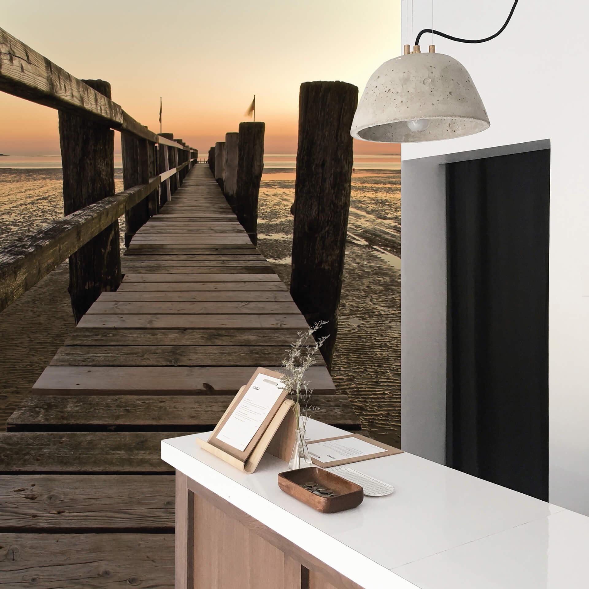 Fototapet Fodgængerbro i Vadehavet - 144x260 cm