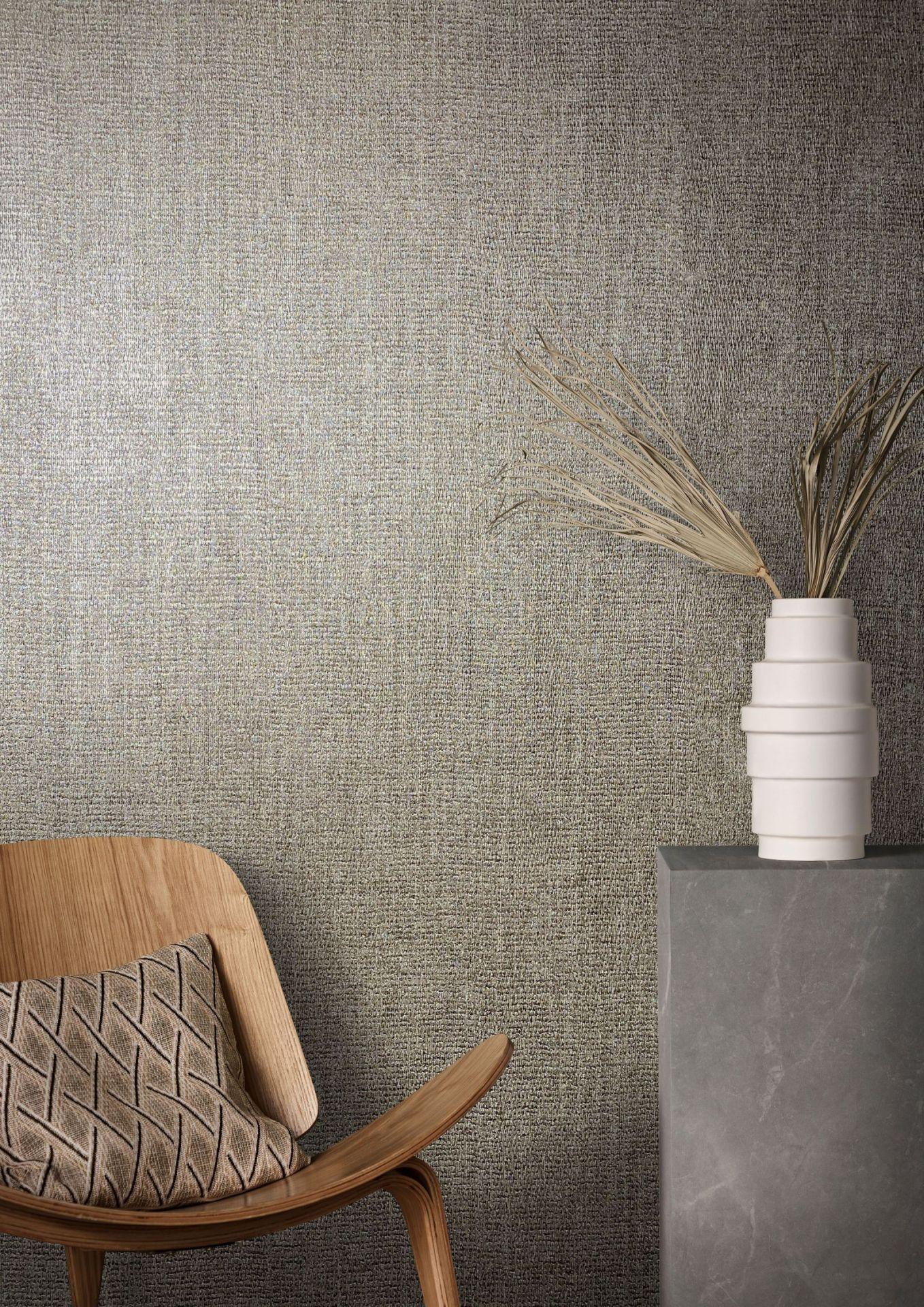 Ikke-vævet tapet med et stærkt tekstillook beige, brun struktur