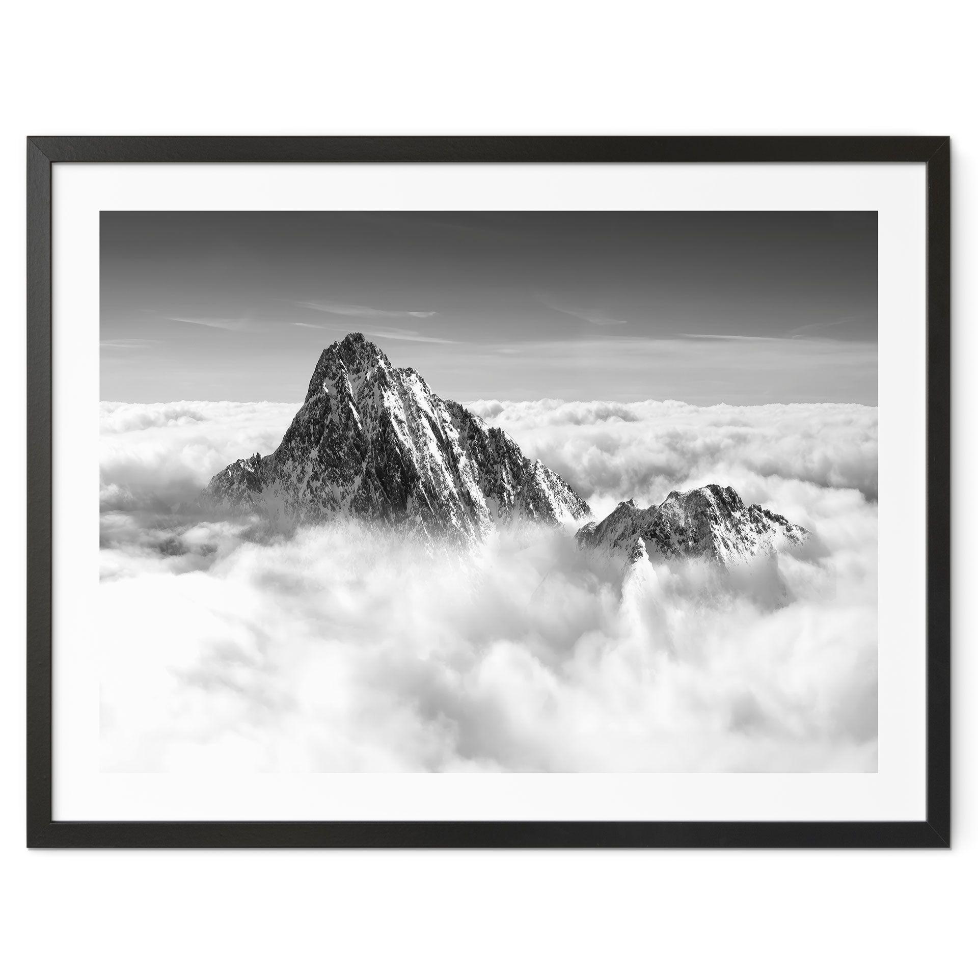 Póster pico de montaña sobre las nubes blancas