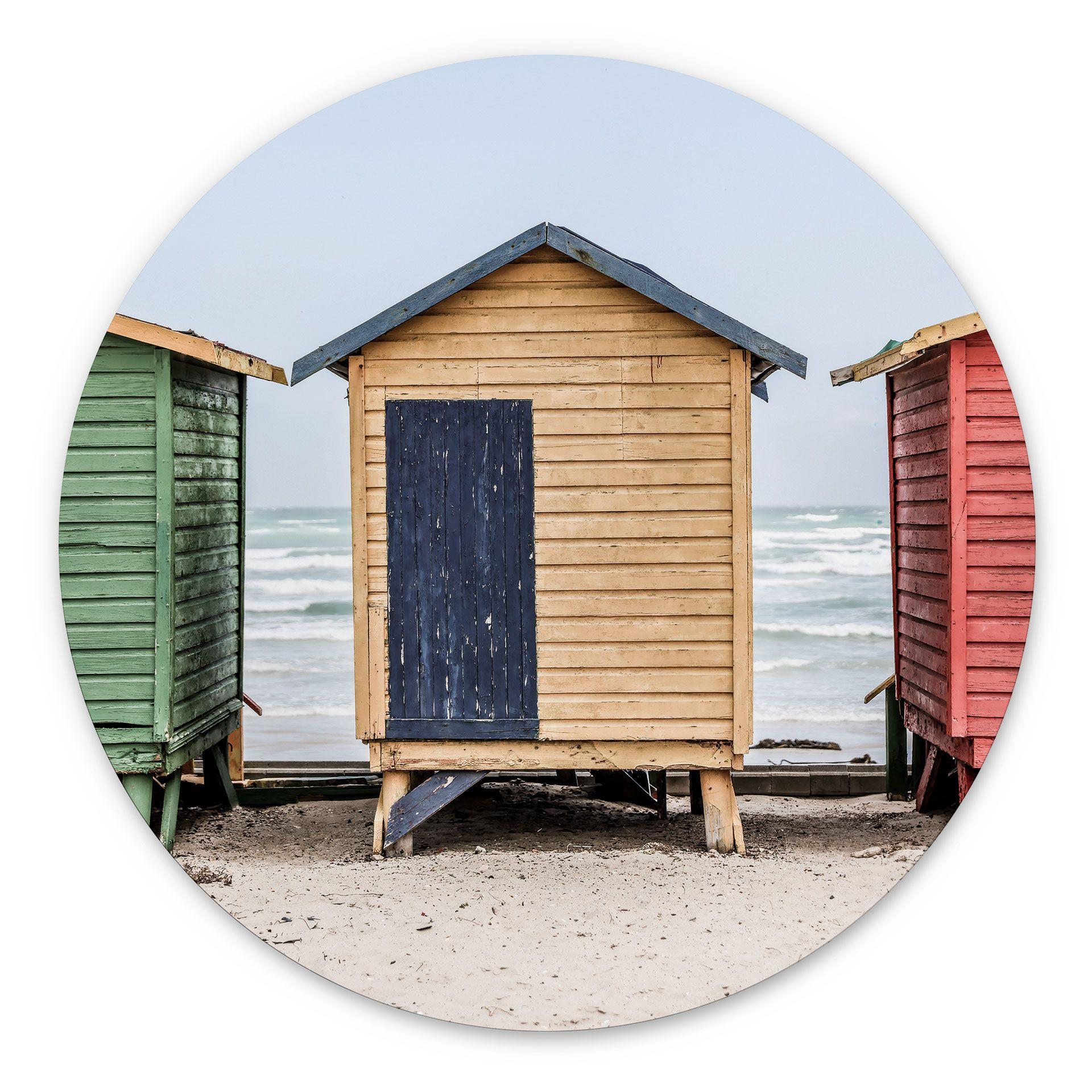 Billede Kystens charme - Farverige hytter ved havet - Shot by Clint - rund – print på aluminium