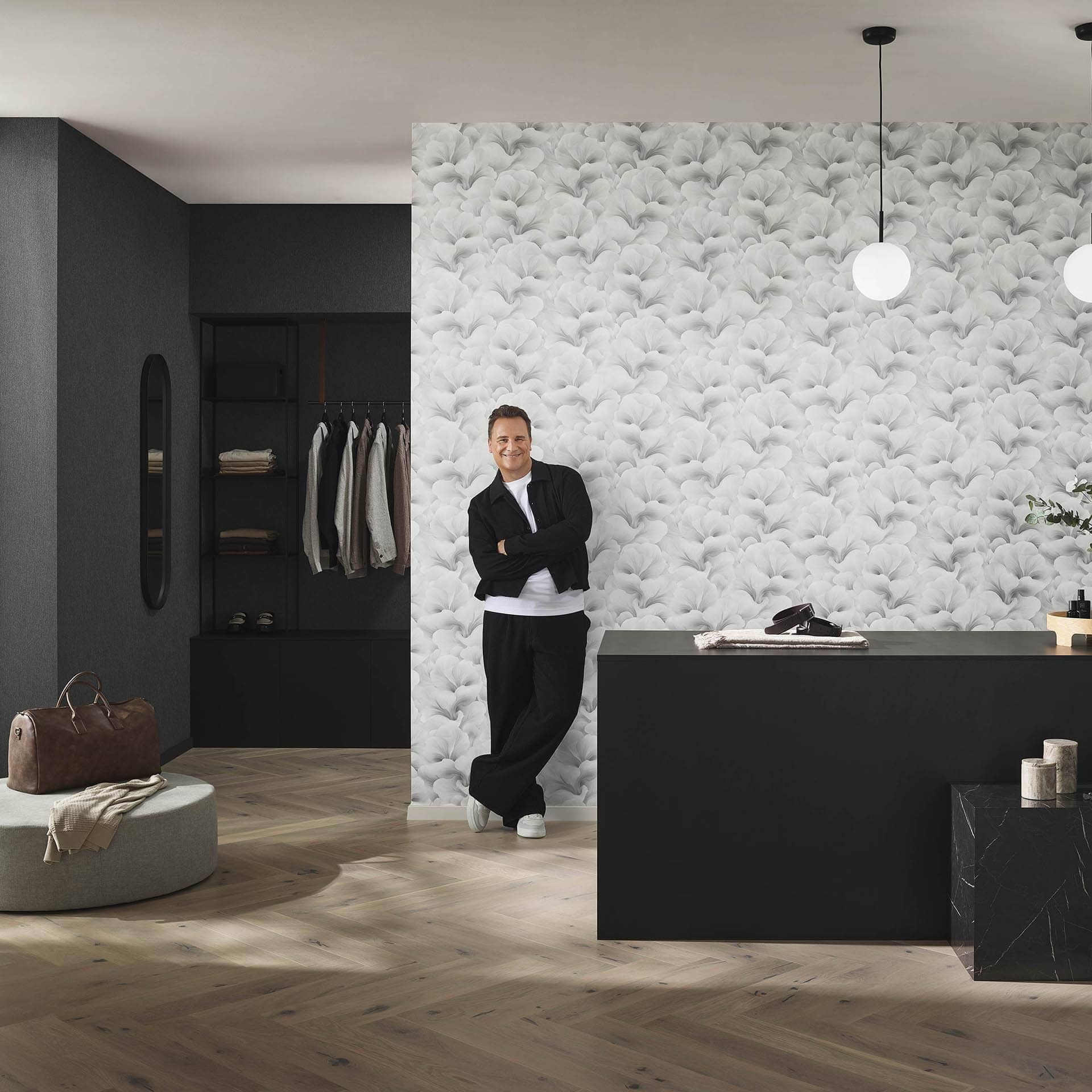 Guido Maria Kretschmer blomstermotiv tapet Floral Glow Fashion for Walls 5 lysegrå