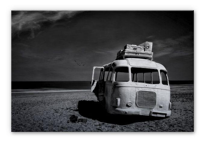 Alu-Dibond Bild Depaepe - Beached Bus – print på aluminium (Alu-Dibond)