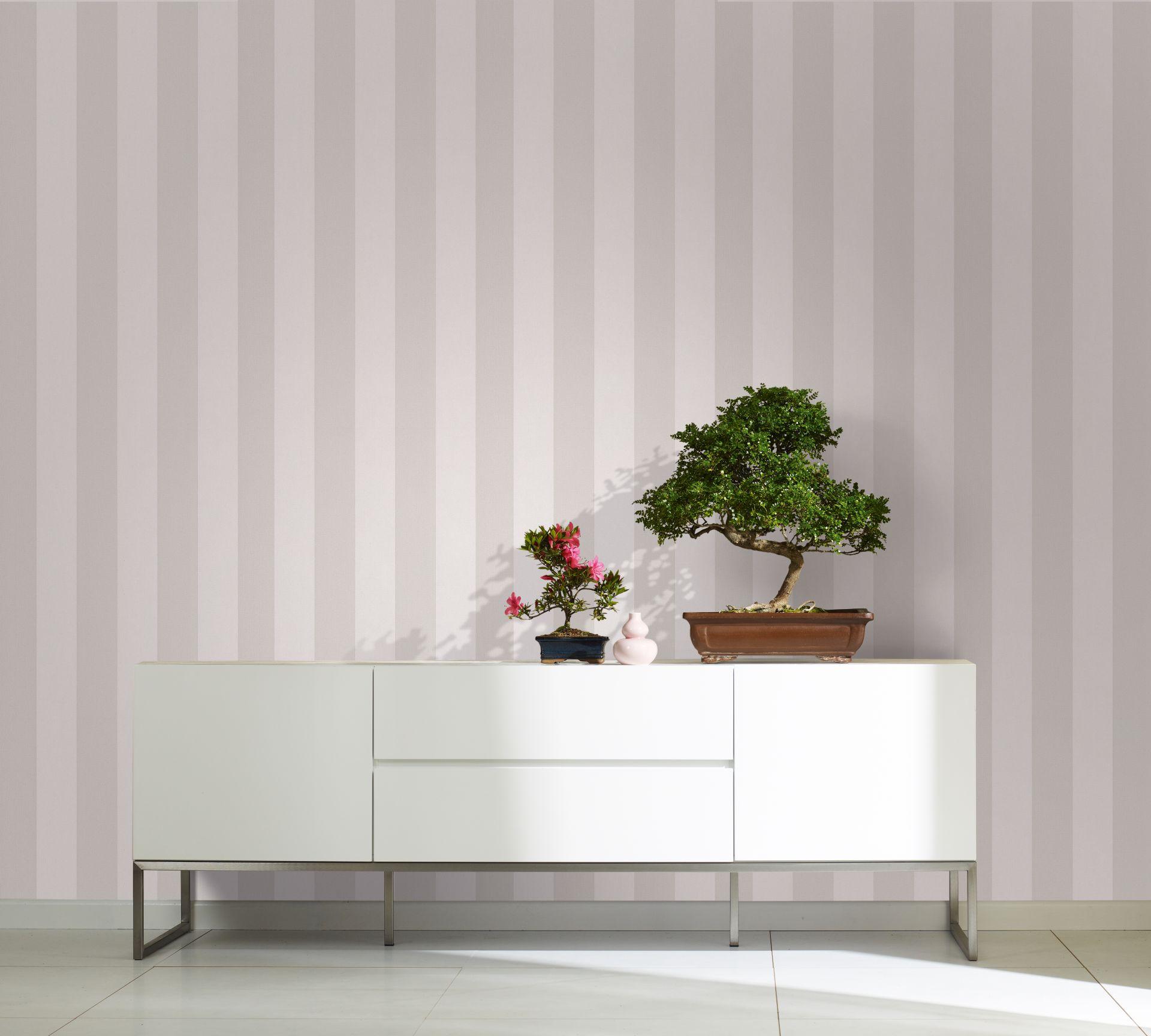 Stribet tapet, non-woven vægbeklædning Novamur Yvi hvid, beige
