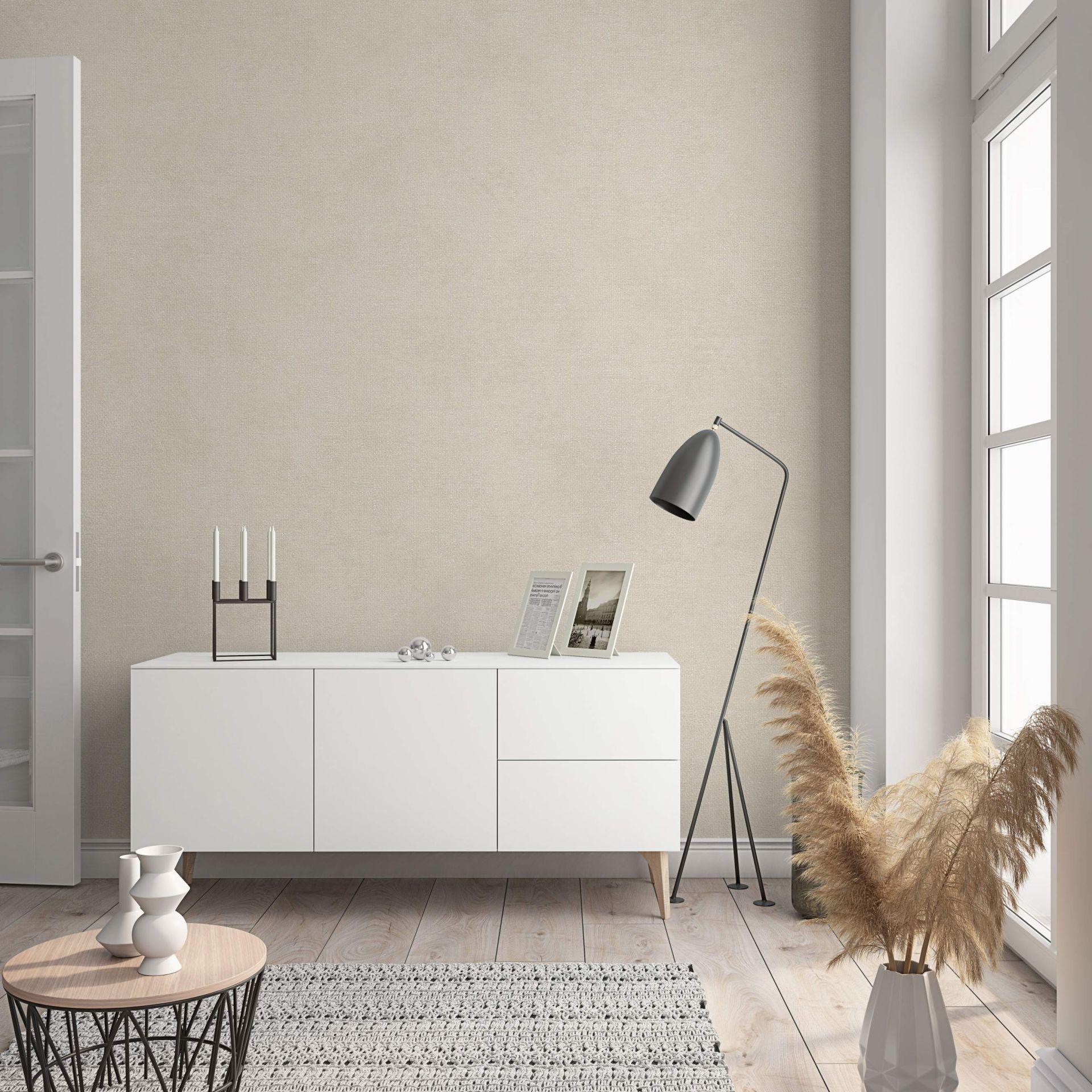Non-woven tapet med moderne ensfarvet look og tekstur i beige ensfarvet