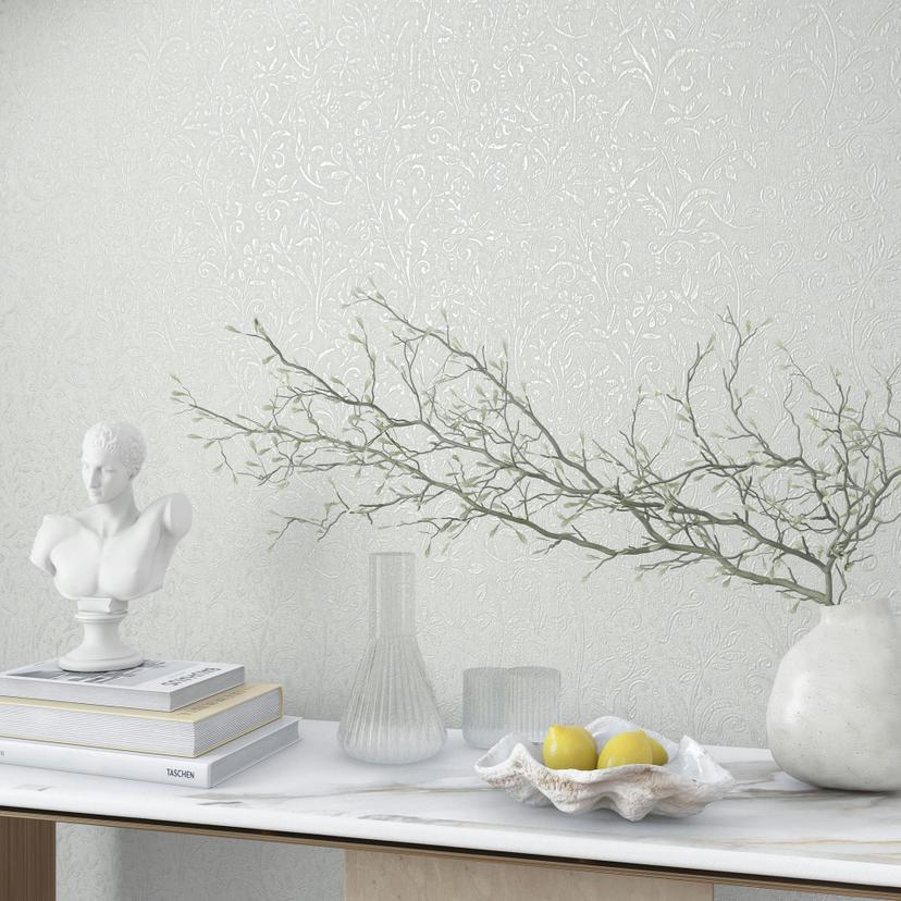 Non-woven tapet med hvidt bladmotiv og blomstret natur