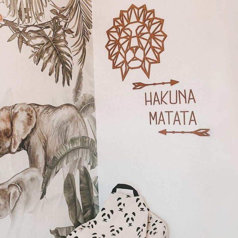 Bokstäver av trä mahogny Hakuna Matata med pilar