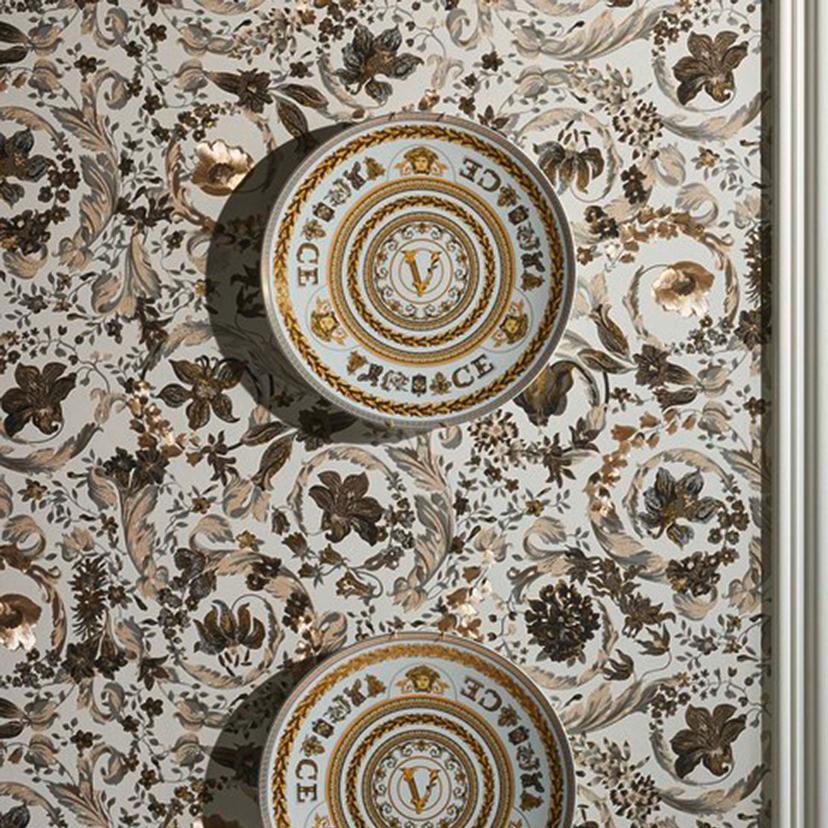 blomstret tapet Versace i creme og hvidt non-woven tapet blomstret design