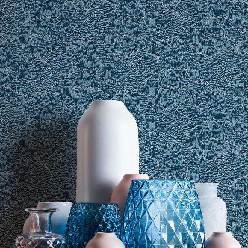 tapet med grafisk bølgemønster blå sølv - non-woven tapet med metallic-effekt