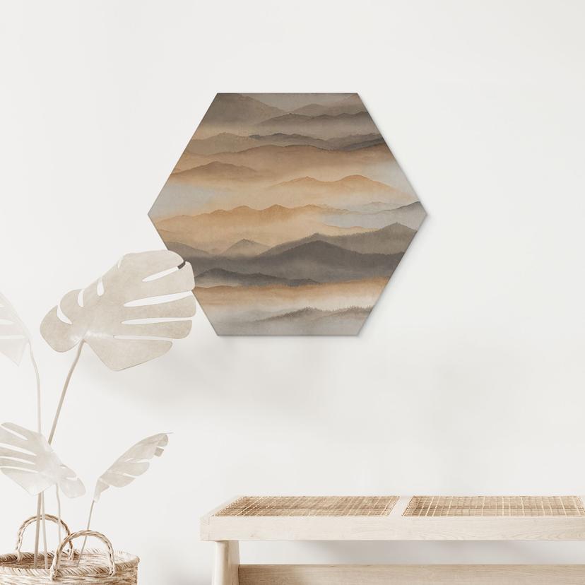 Hexagon Wandbild Roerich Silence - Warme Berglandschaft - Sir Edward x Grigory Gladarev - Alu-Dibond