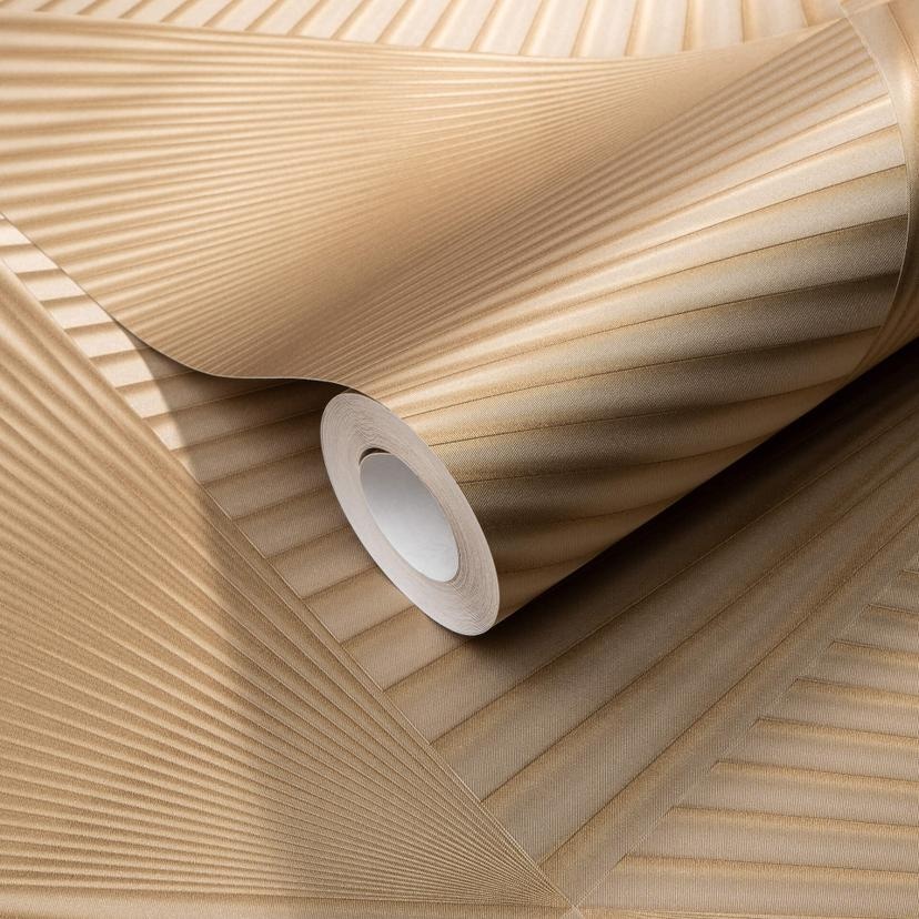 Non-woven tapet med grafiske mønstre og metallisk effekt i guld