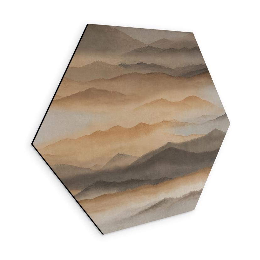 Hexagon Wandbild Roerich Silence - Warme Berglandschaft - Sir Edward x Grigory Gladarev - Alu-Dibond