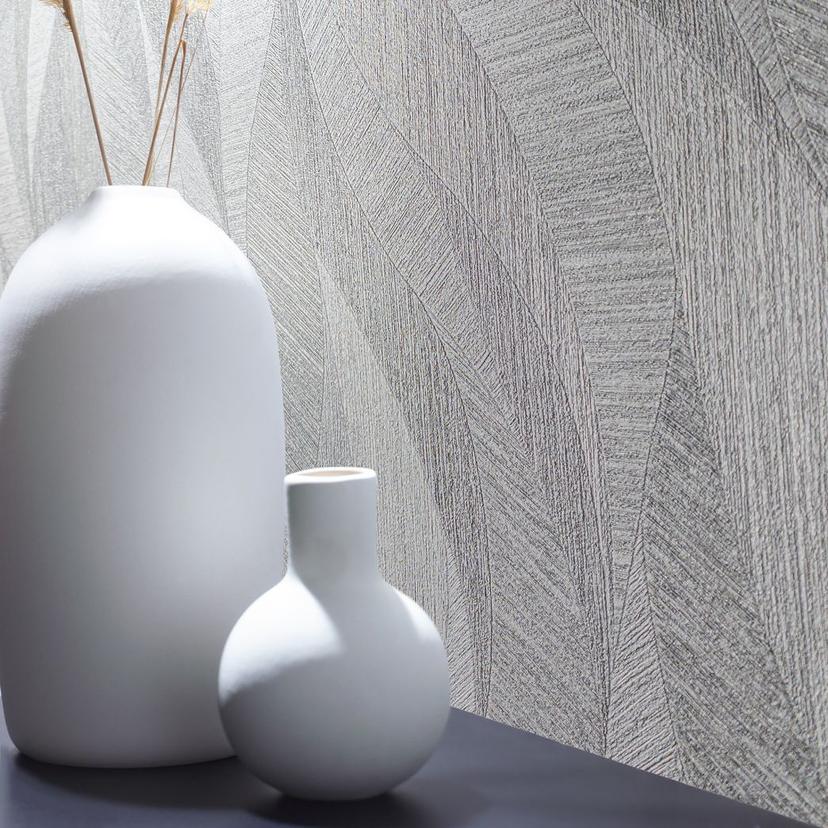 Non-woven tapet i kunstnerisk bølgelook og grå bølge