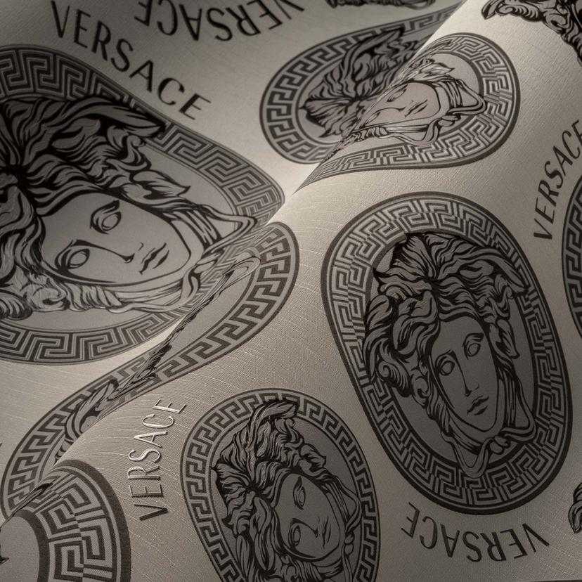 Carta da parati di Versace in tessuto non tessuto beige e grigio con scritta Versace