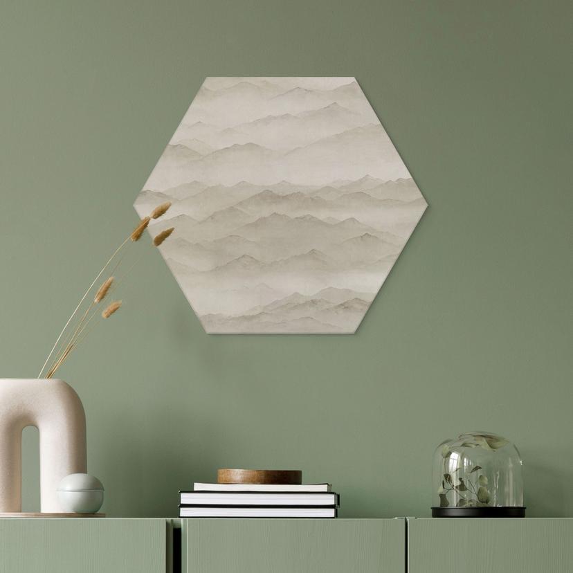Hexagon Wandbild Roerich Peaks - Beige Berglandschaft - Sir Edward x Grigory Gladarev - Alu-Dibond