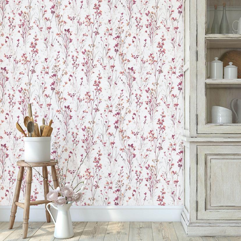 Non-woven tapet med sarte engblomster i rosa og hvid som et blomstret naturtapet