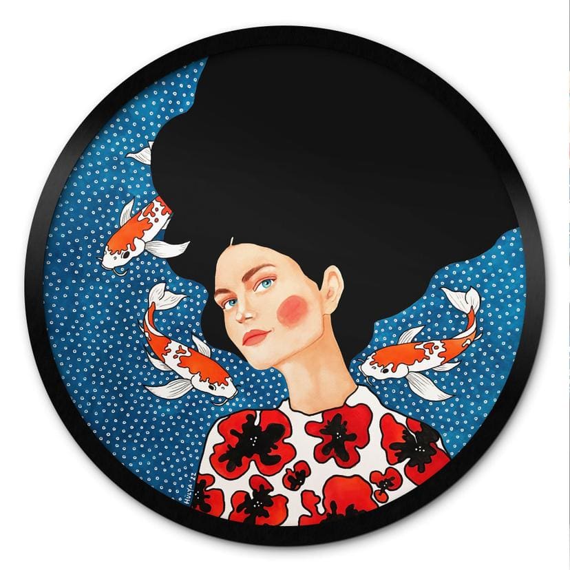 Plakat Kvinde i blomsterkjole med koi - Hülya - Rund