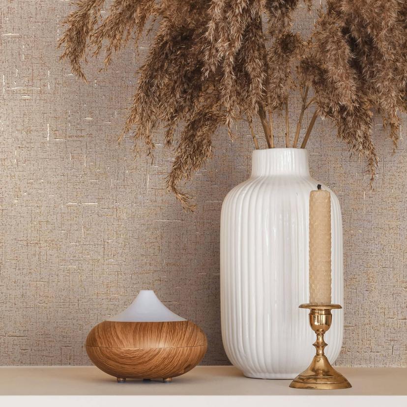 Non-woven tapet med en let skinnende beige glat struktur