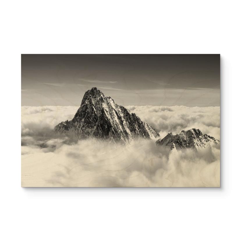 Cuadro de madera pico de montaña sobre las nubes blancas