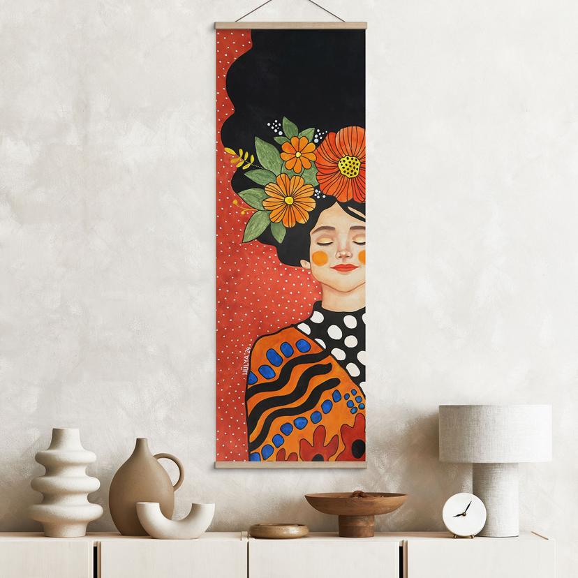 Póster de tela Mujer sonriente con flores naranjas - Hülya - Panorama