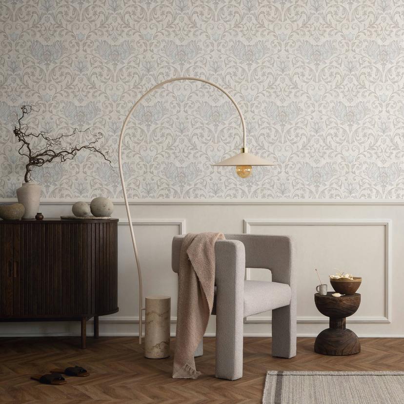 Non-woven tapet med blomster, blade og ornamentale blomstermotiver i blank grå og beige
