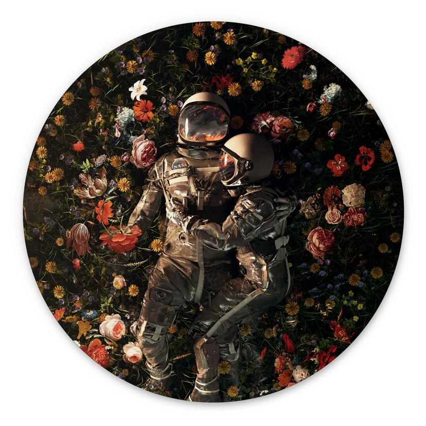 Vægcirkel Astronauter på en blomstereng - Nicebleed – print på aluminium (Alu-Dibond)