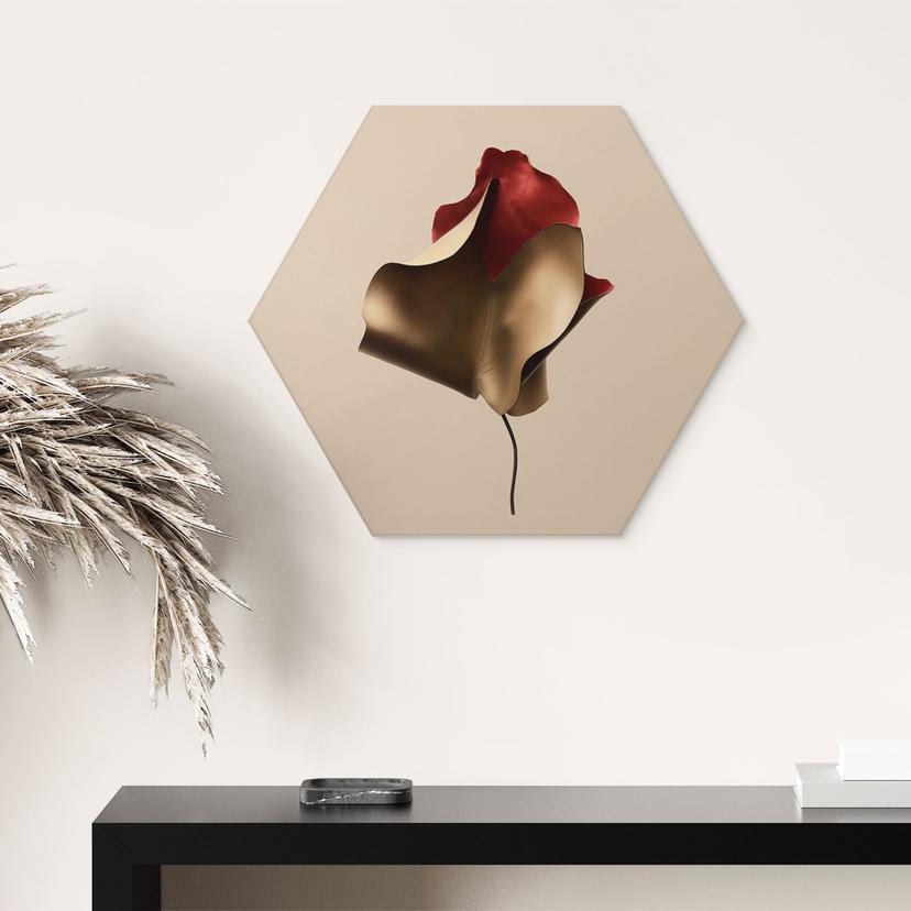 Stampe per pareti esagonali Foglia elegante in oro e rosso - Alma - Alu-Dibond