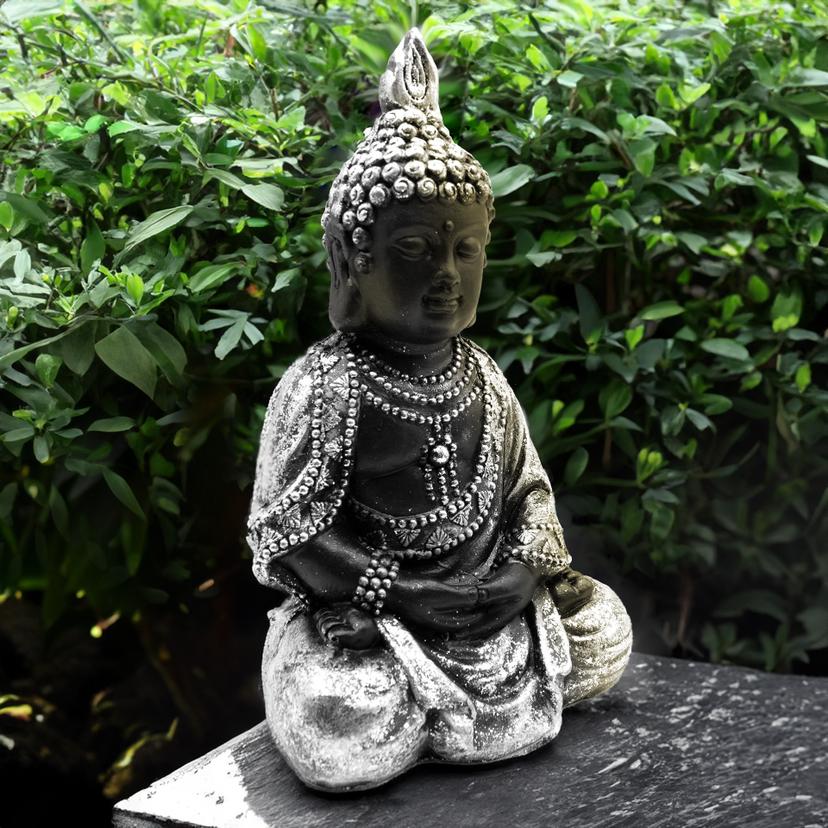 Buddha sitzend Statue aus Beton Silber-Optik - 23x34 cm